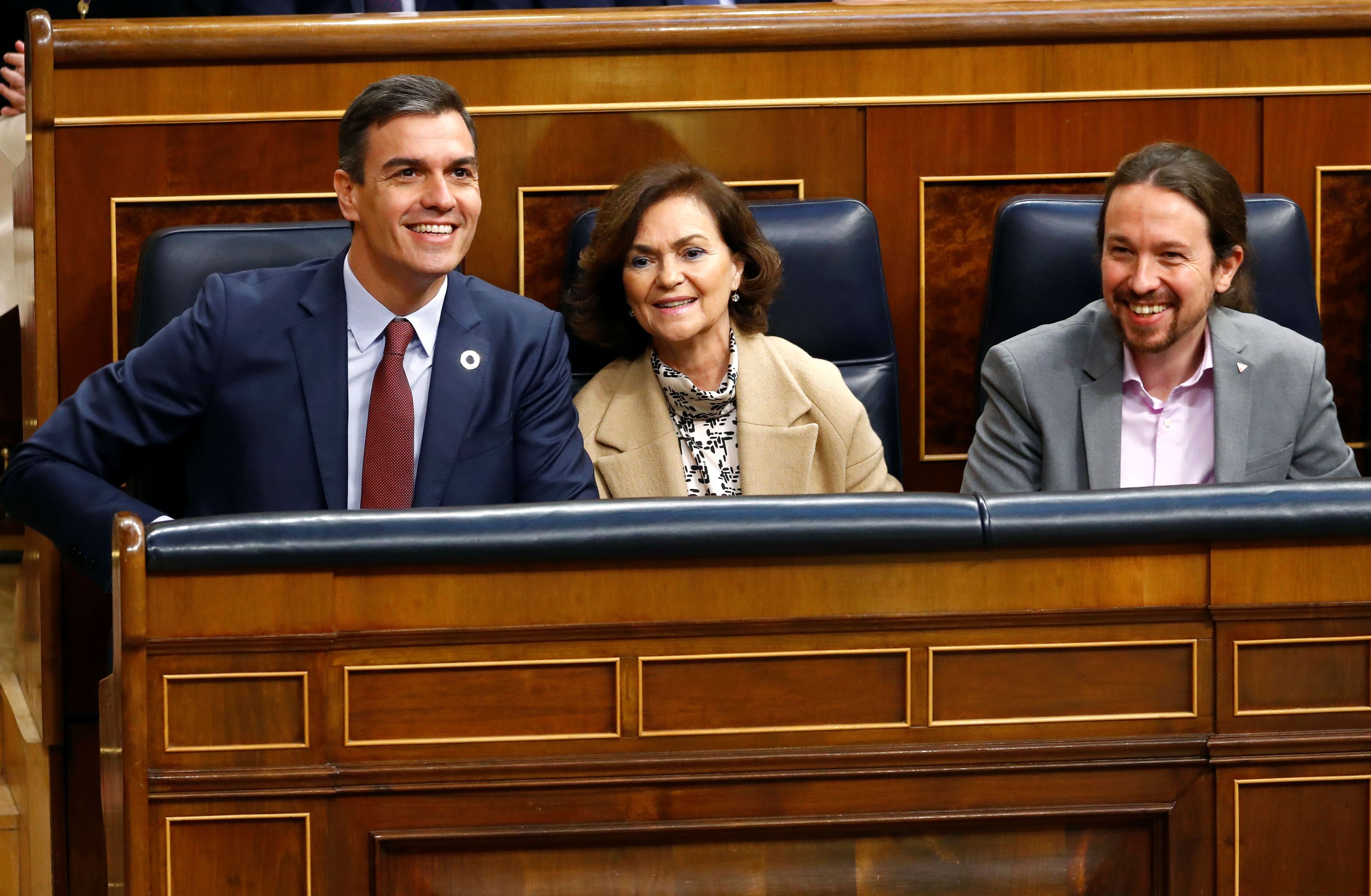 El presidente del Gobierno, Pedro Sánchez, acompañado de los vicepresidentes Carmen Calvo y Pablo Iglesias.