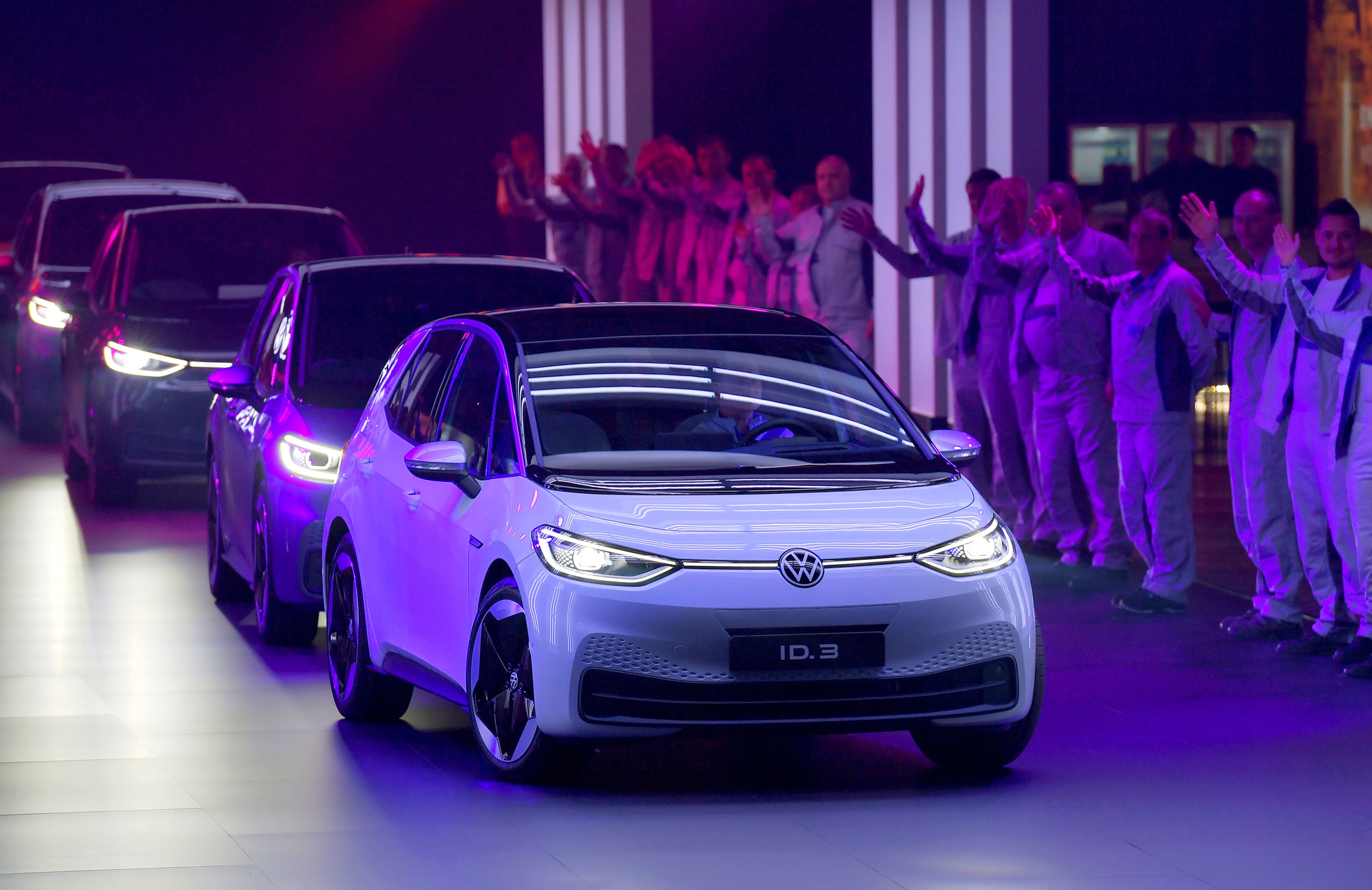 Los primeros ID.3 de Volkswagen salen de la planta de producción de Zwickau (Alemania) en una fotografía de noviembre de 2019.