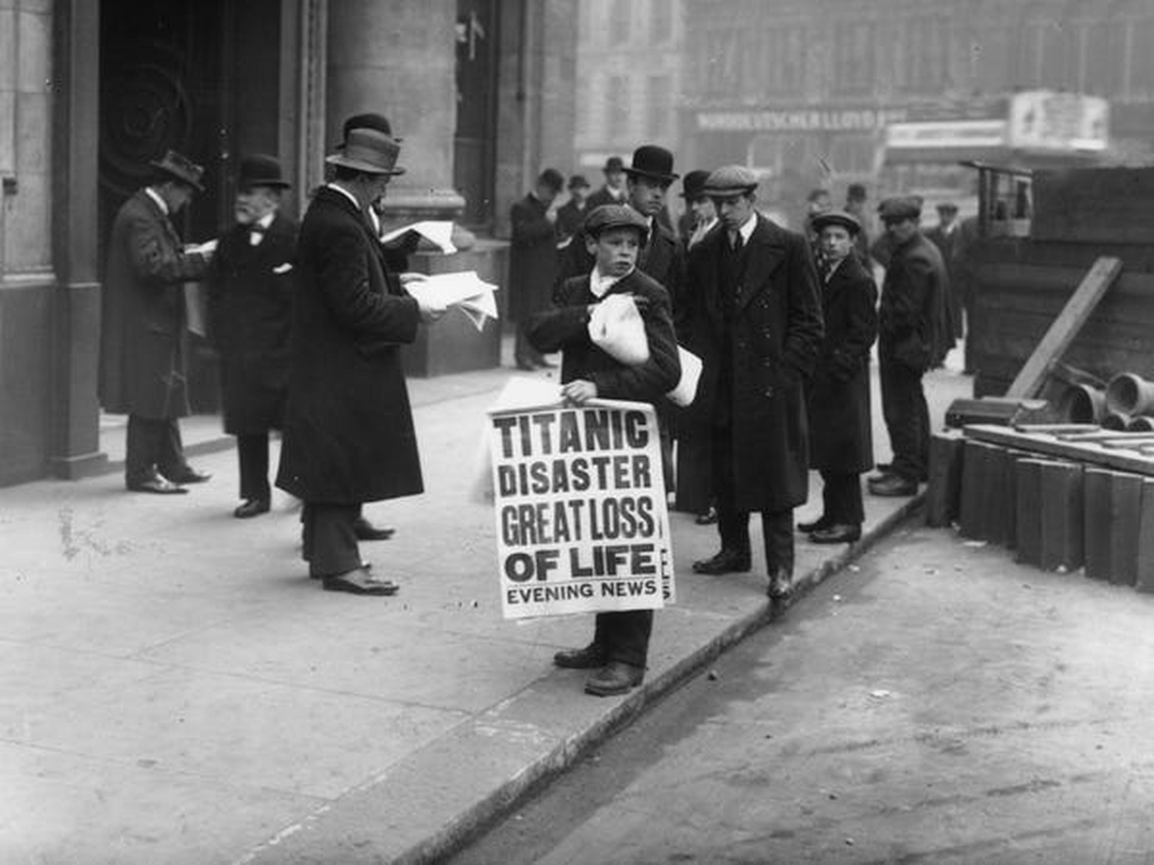 El repartidor de periódicos Ned Parfett vende ejemplares del Evening News que relata el desastre marítimo del Titanic, en las afueras de las oficinas de White Star Line en Oceanic House en Londres.