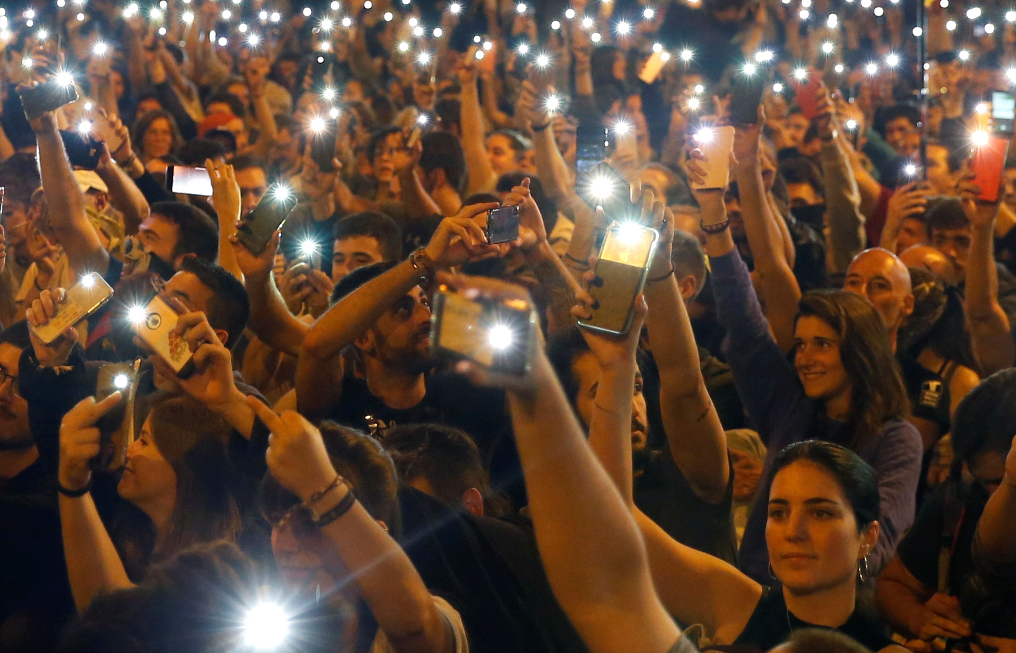 Una protesta con teléfonos tras la sentencia del procés en octubre de 2019 en Barcelona.
