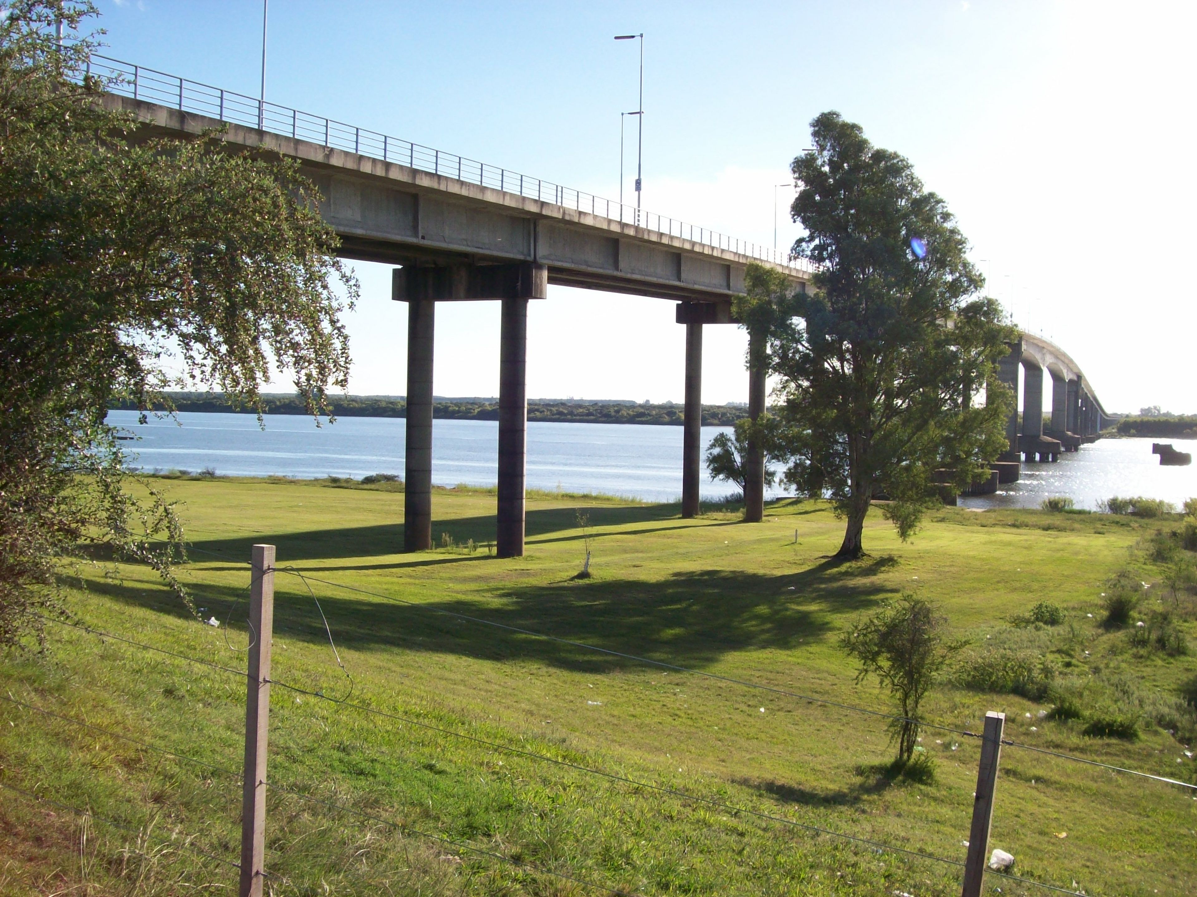 Puente del General Artigas, que une Uruguay con Argentina