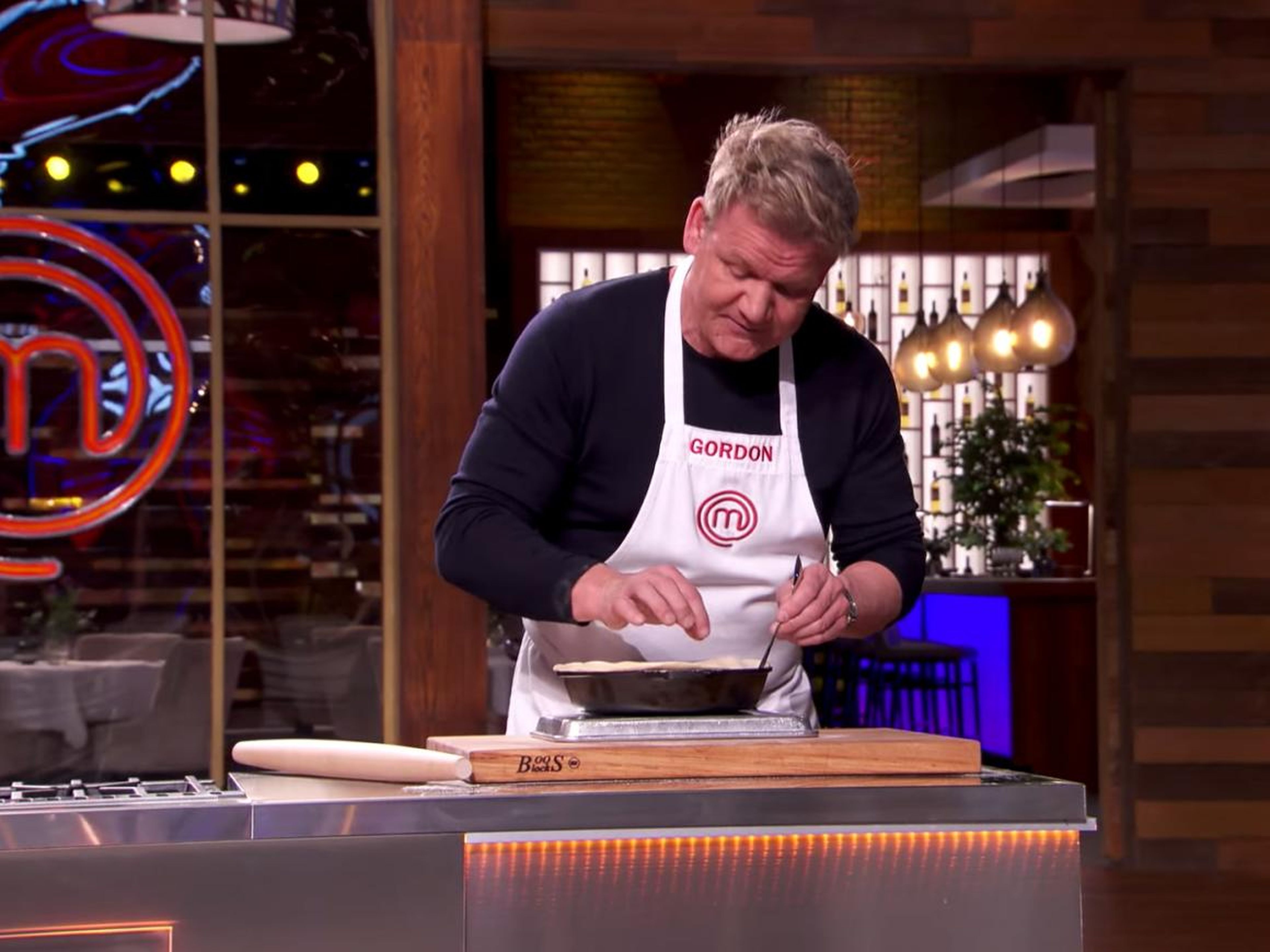 Ramsay enseña cómo hacer la Tarta Tatin en un reciente episodio de 'MasterChef'.