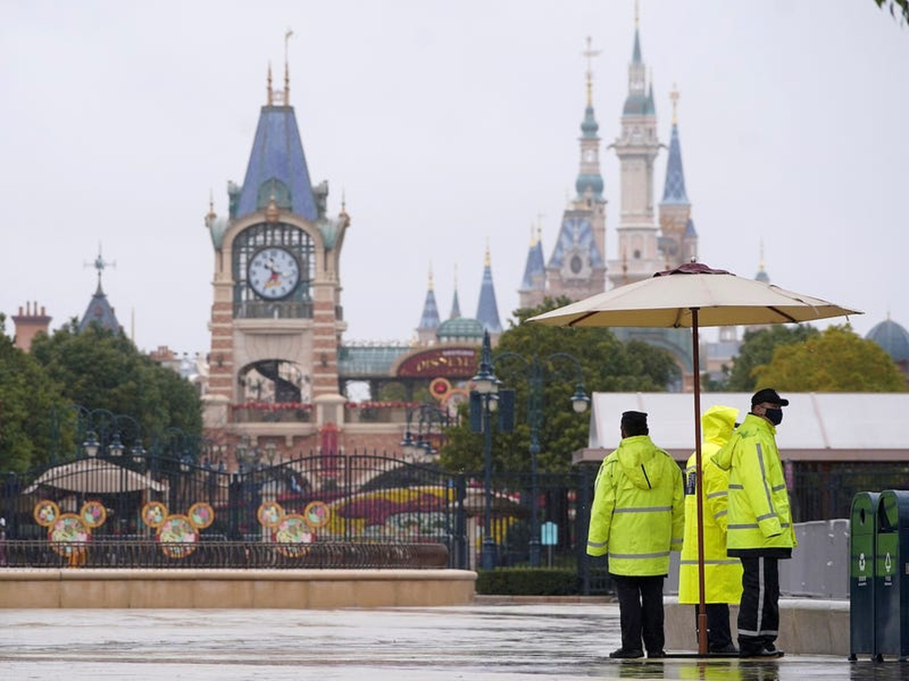 Miembros del personal fuera del Shanghai Disneyland cerrado el 25 de enero.