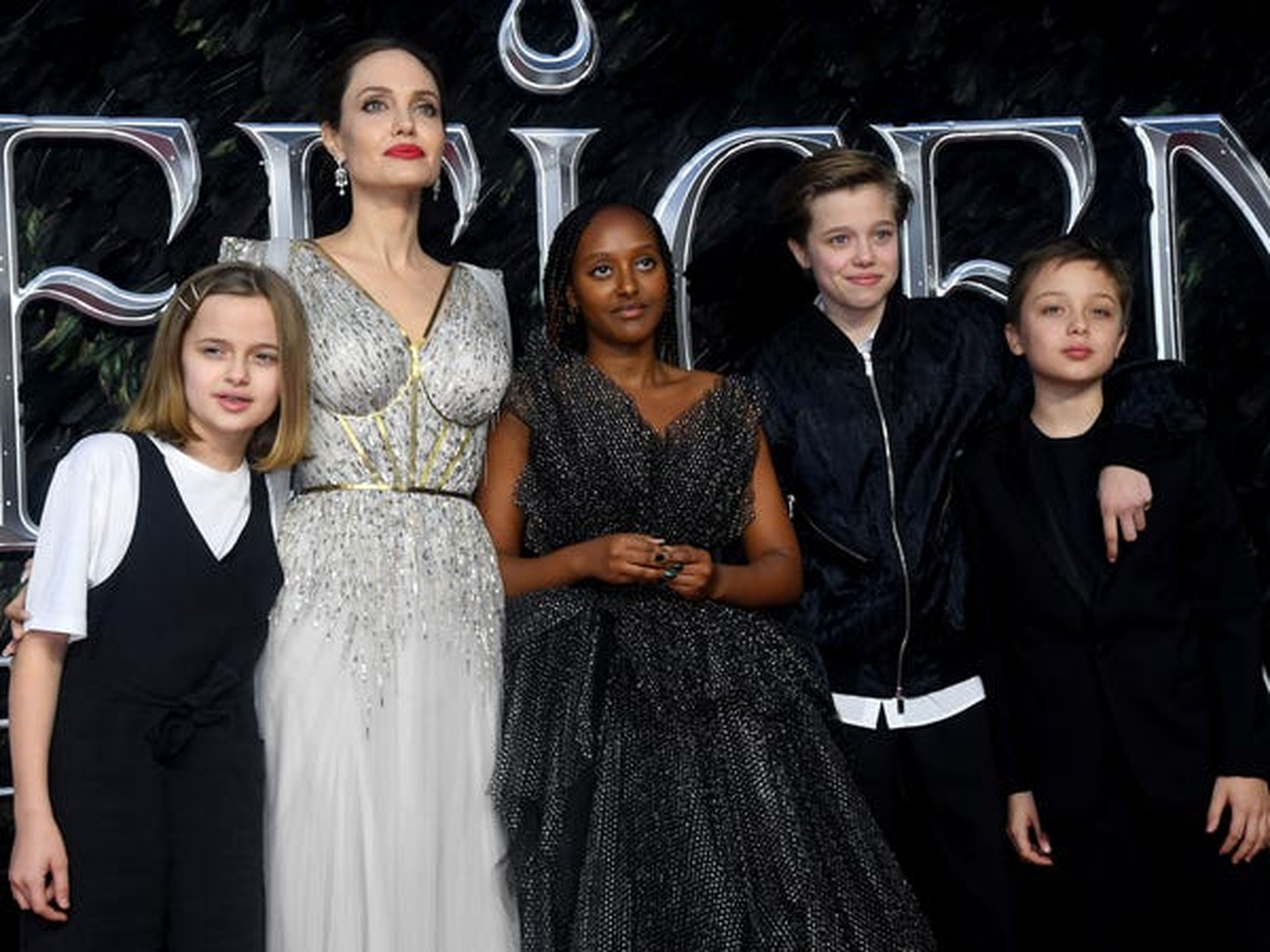 Vivienne, Angelina, Zahara, John y Knox (de izquierda a derecha) en el estreno europeo de Maléfica.