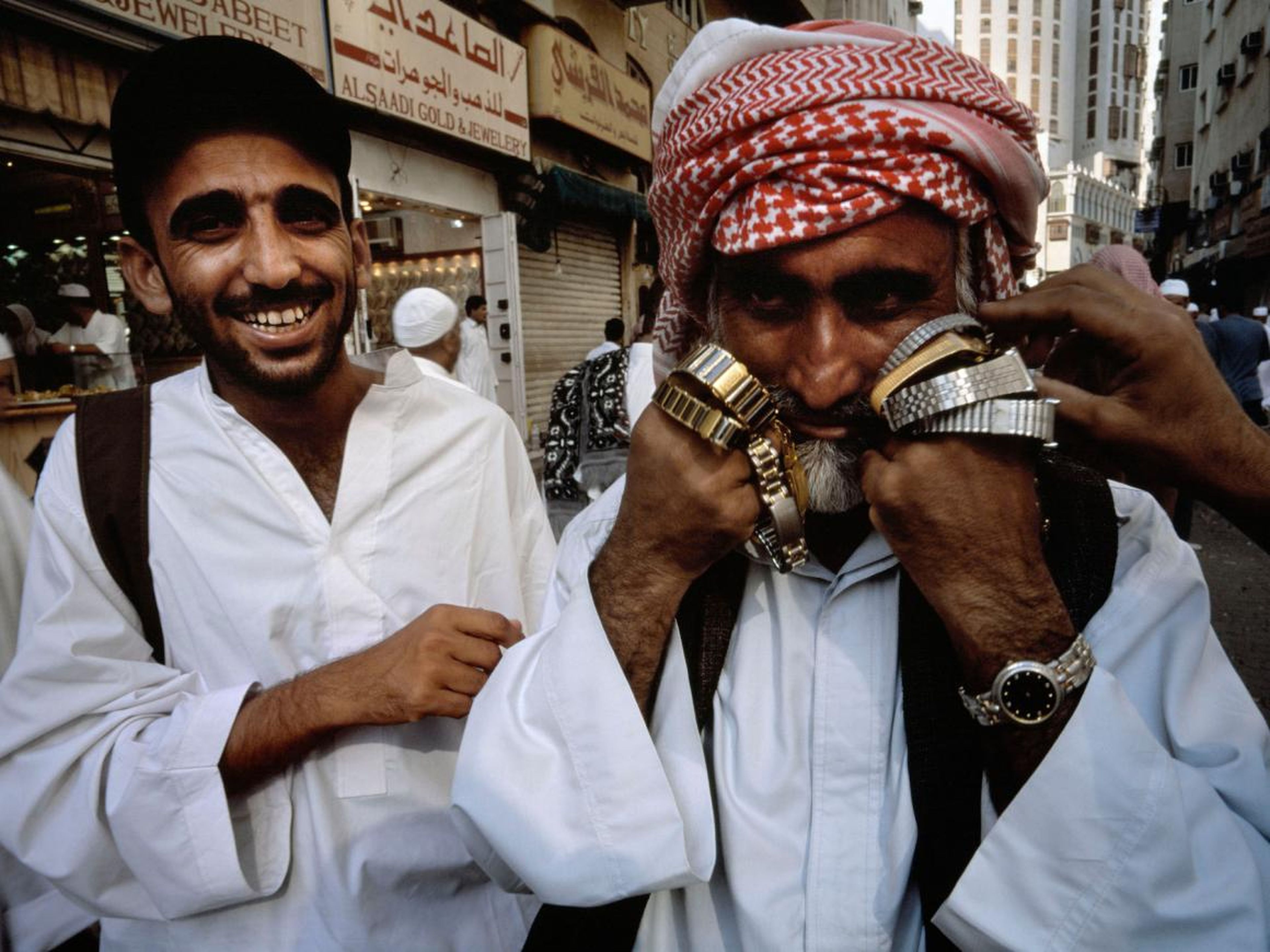 Vendedor ambulante de relojes en La Meca.