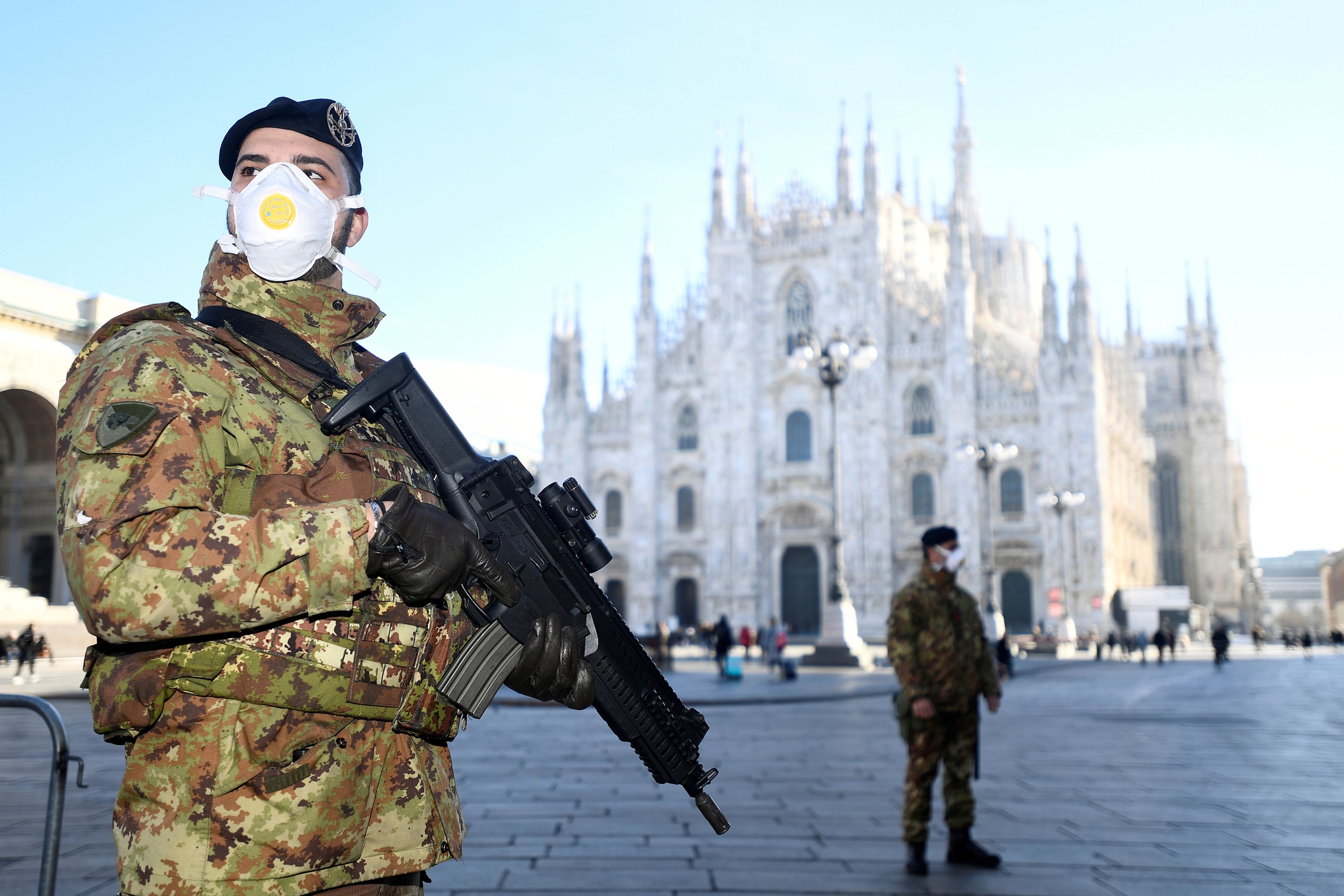 Soldados del ejército italiano custodian el Duomo de Milán, cerrado por el coronavirus.
