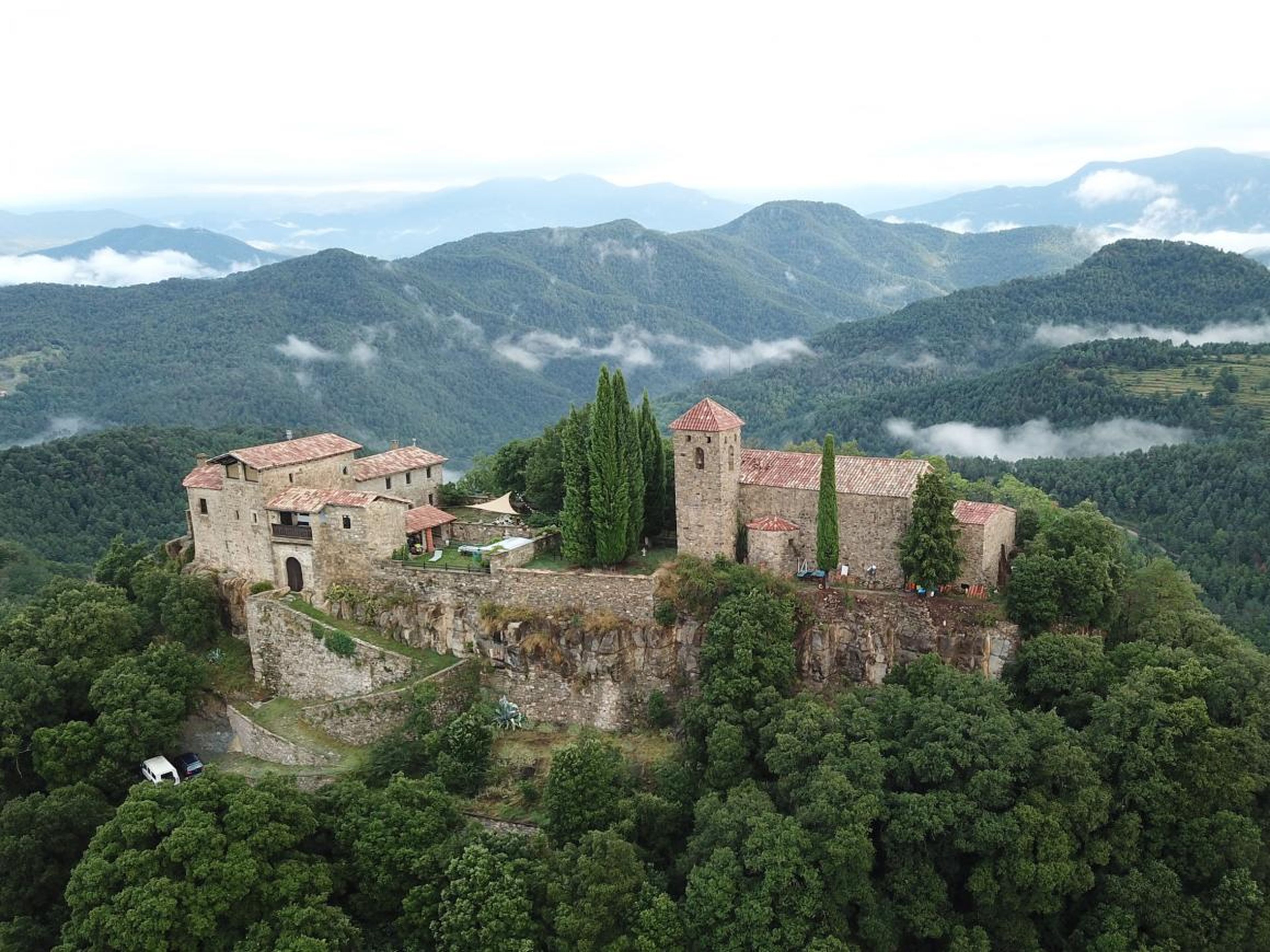 El castillo cuesta aproximadamente 21,50 euros por noche para 16 personas.