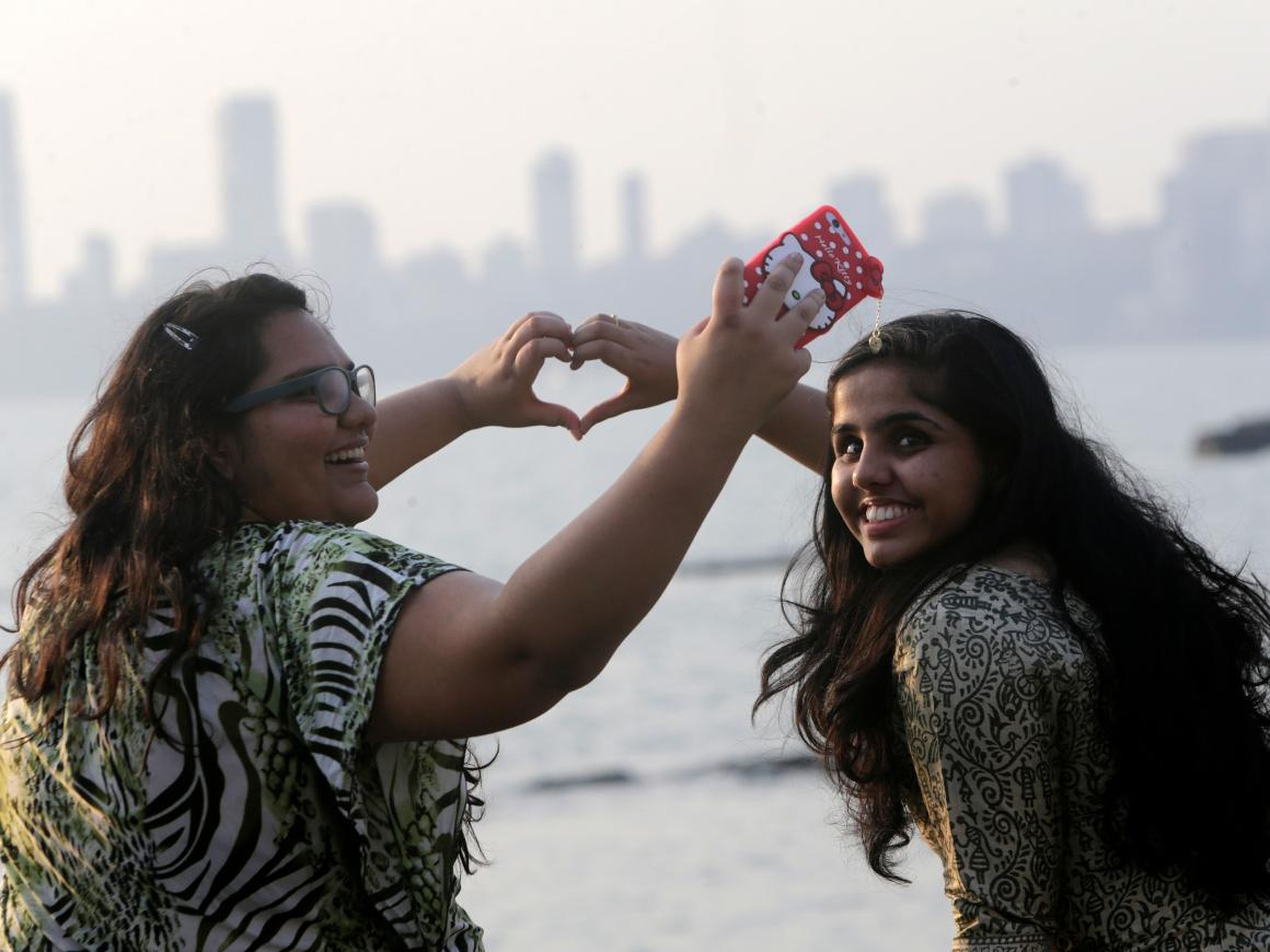 Dos chicas haciéndose un 'selfie' el día de los enamorados.