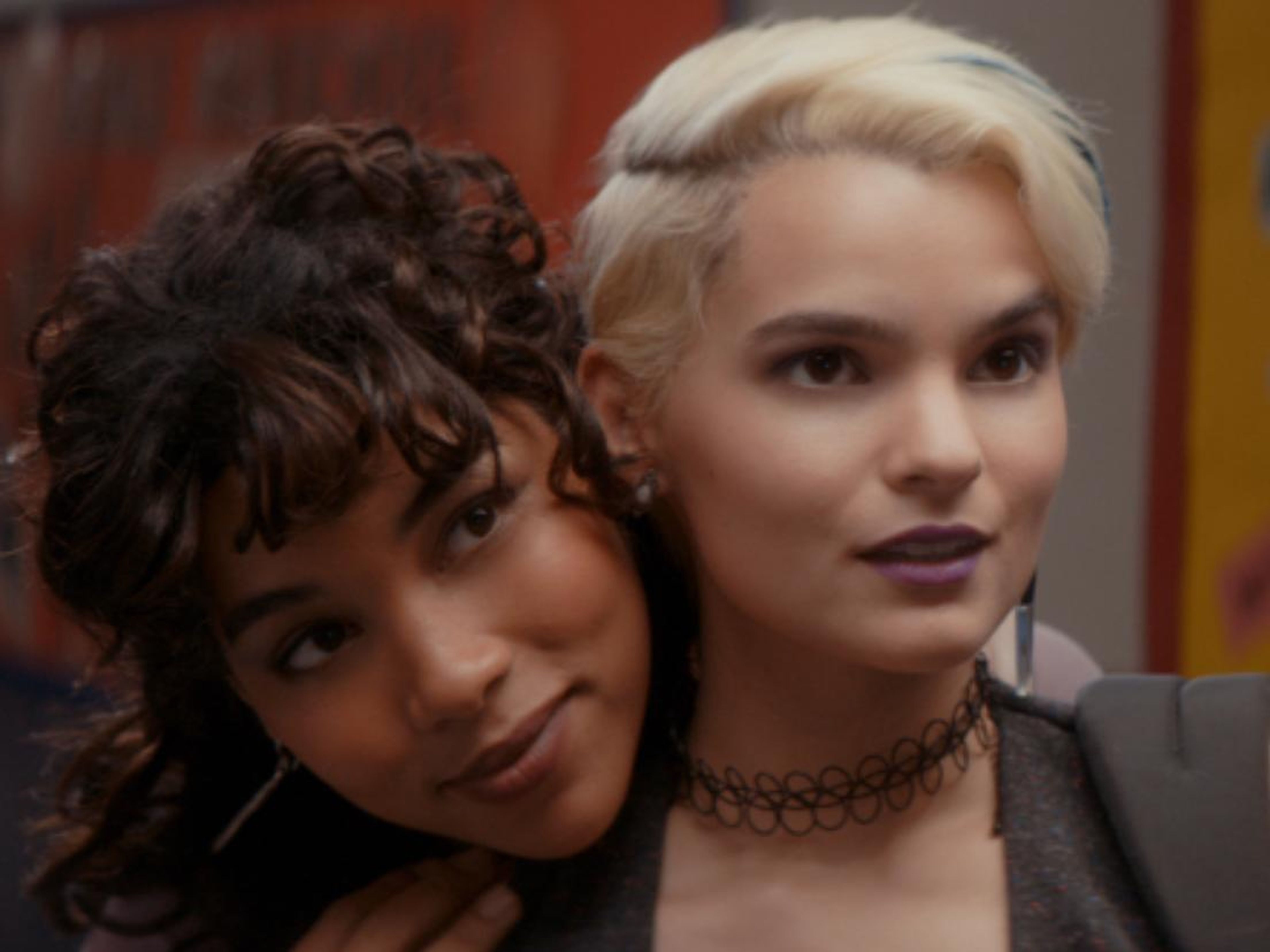 Brianna Hildebrand y Kiana Madeira coprotagonizan en 'Trinkets' de Netflix.