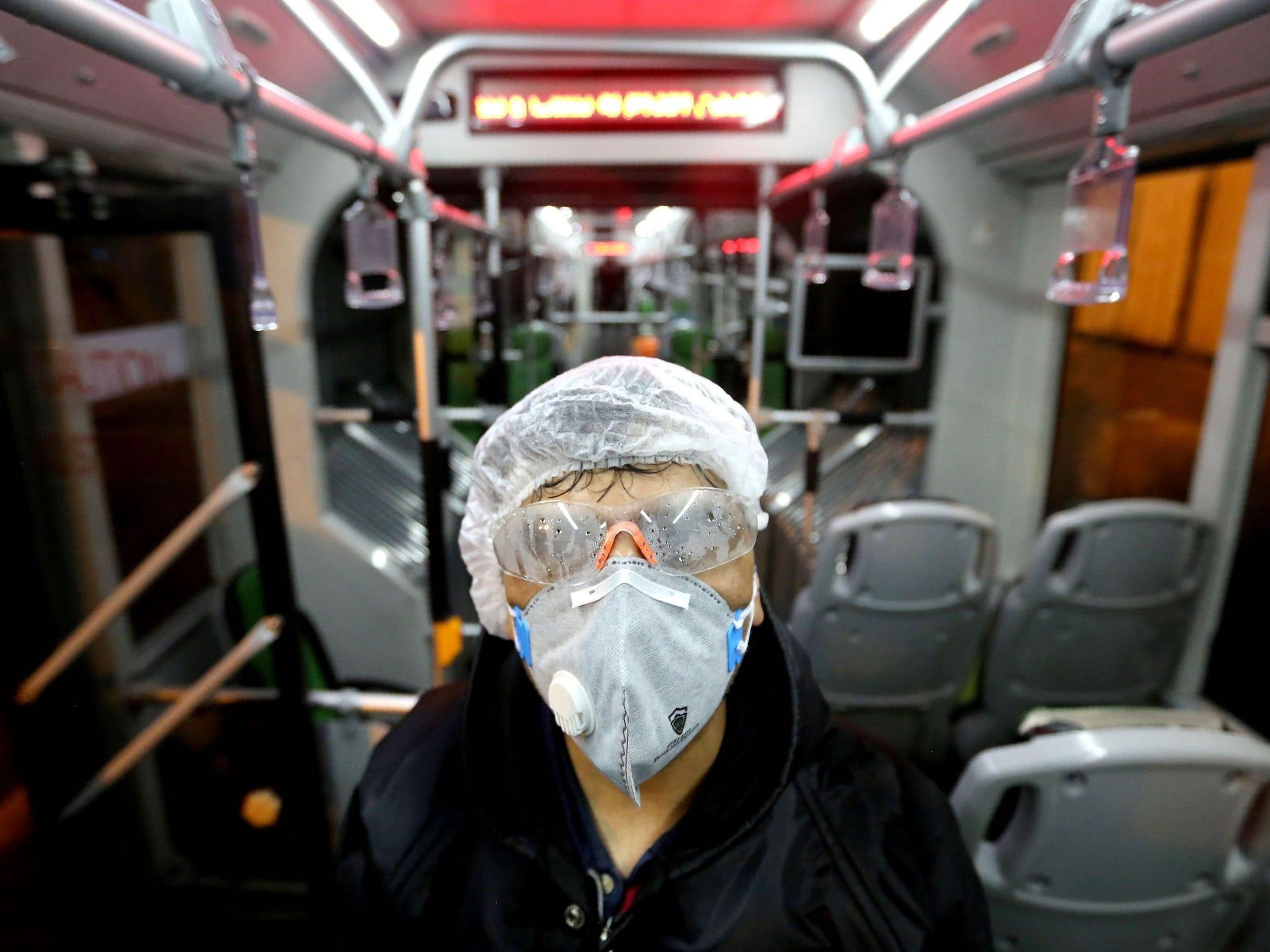 Un trabajador en Teherán (Irán) limpia un autobús para evitar la propagación del virus COVID-19 el 26 de febrero de 2020.