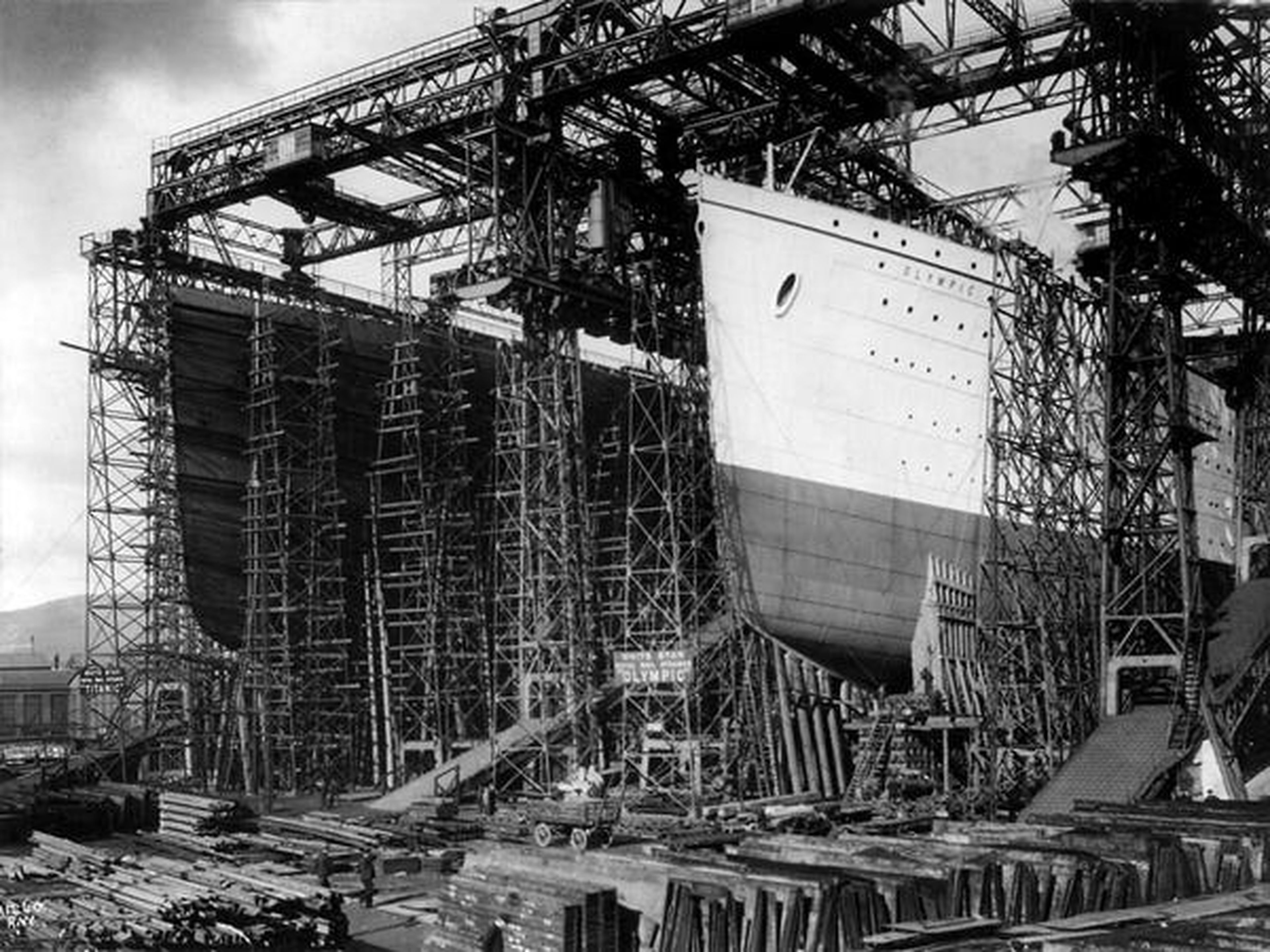 El Titanic y su barco hermano el Olympic en construcción en Belfast, Irlanda del Norte.