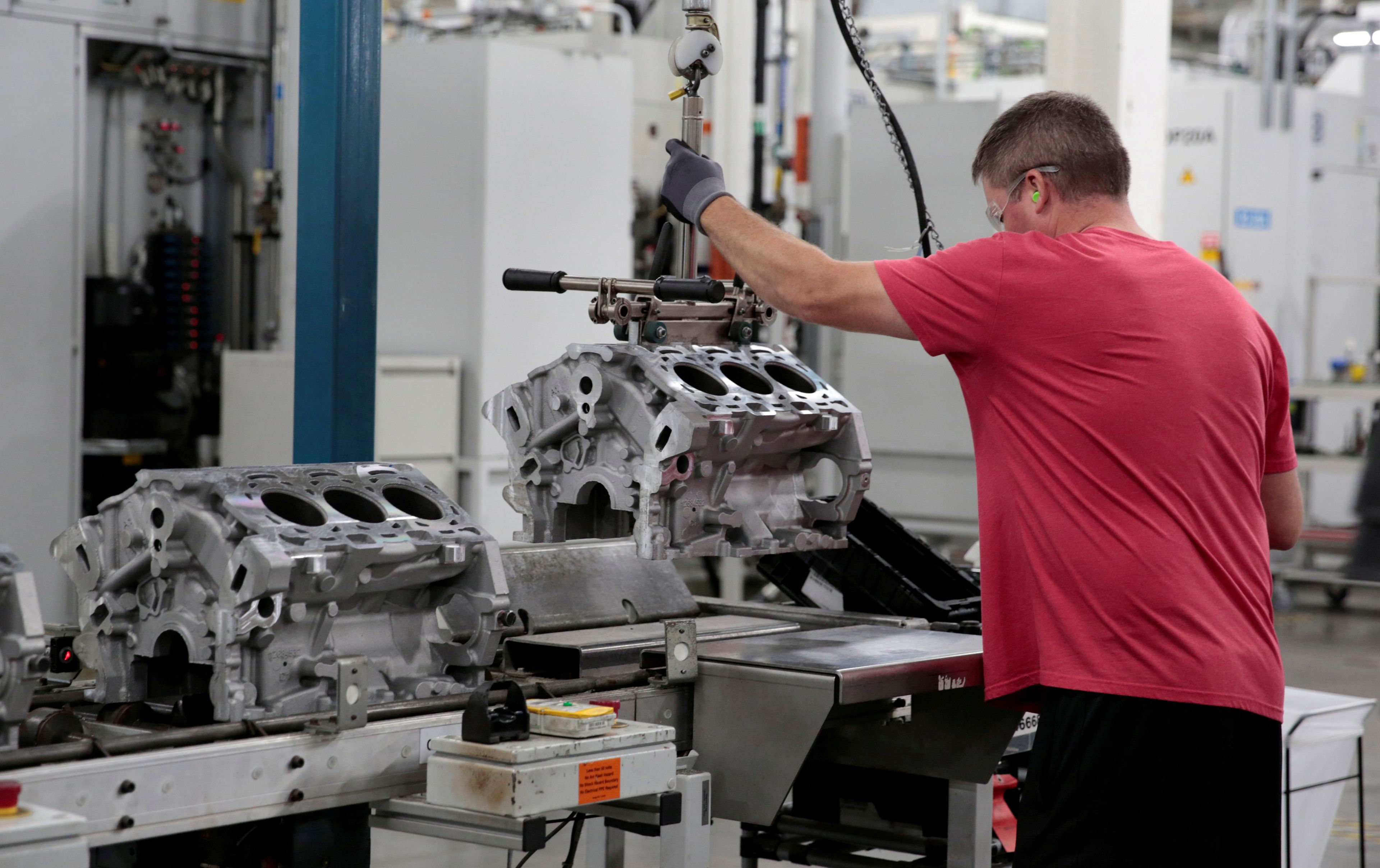 Un empleado trabaja en planta de producción de General Motors en la ciudad de Romulus (Michigan, Estados Unidos).