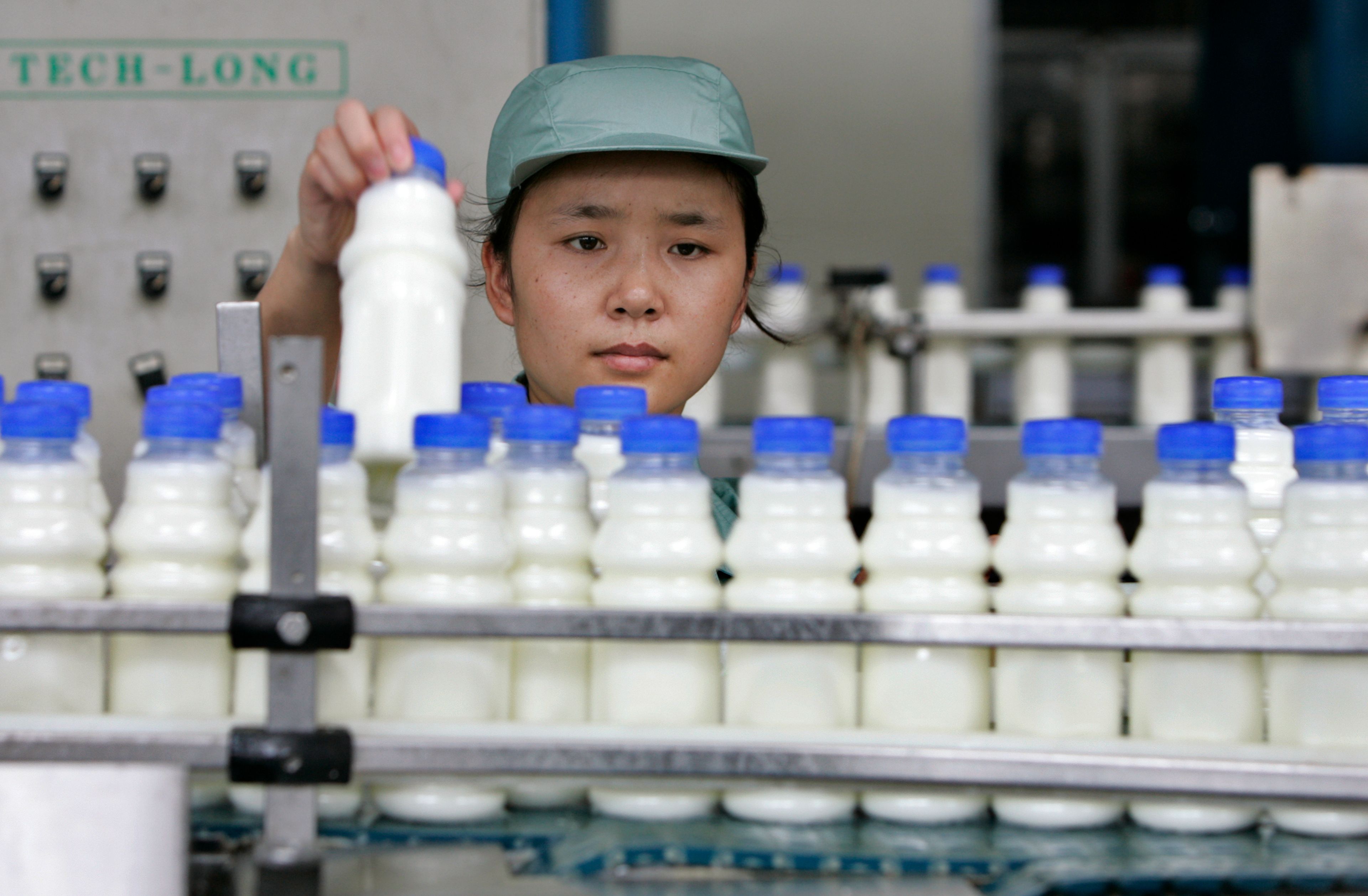 Una trabajadora en una fábrica láctea del grupo Danone en China