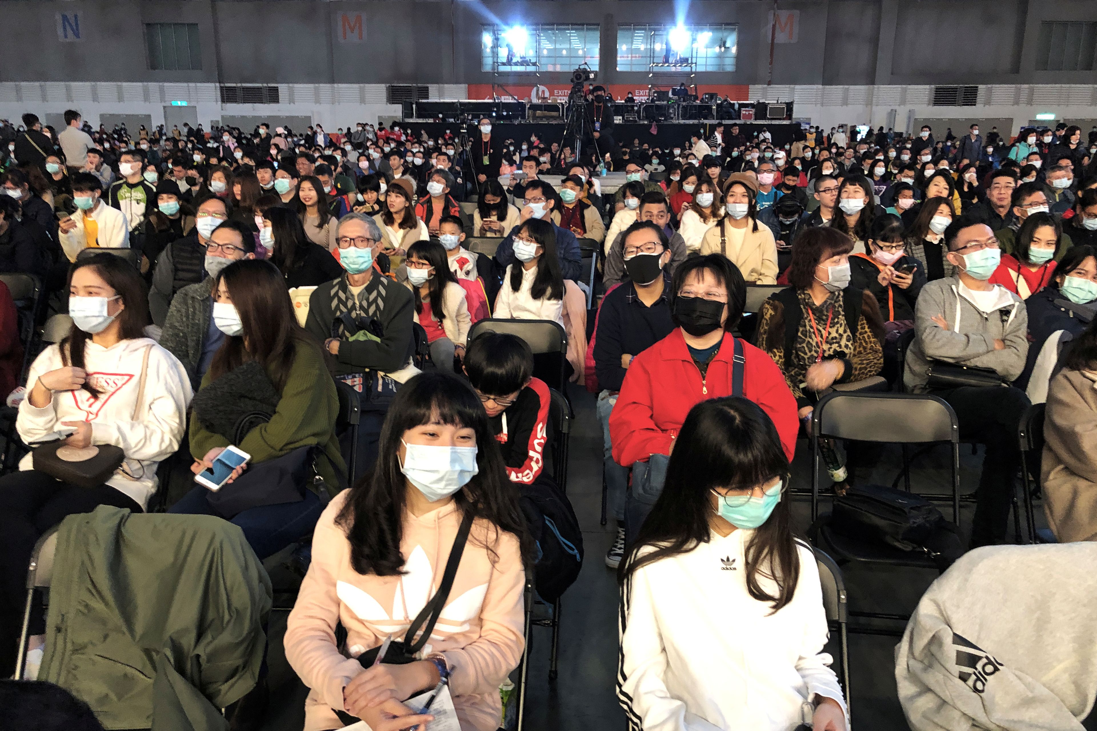 Trabajadores de Foxconn en Taipei, con máscaras durante una fiesta corporativa de Año Nuevo Chino.