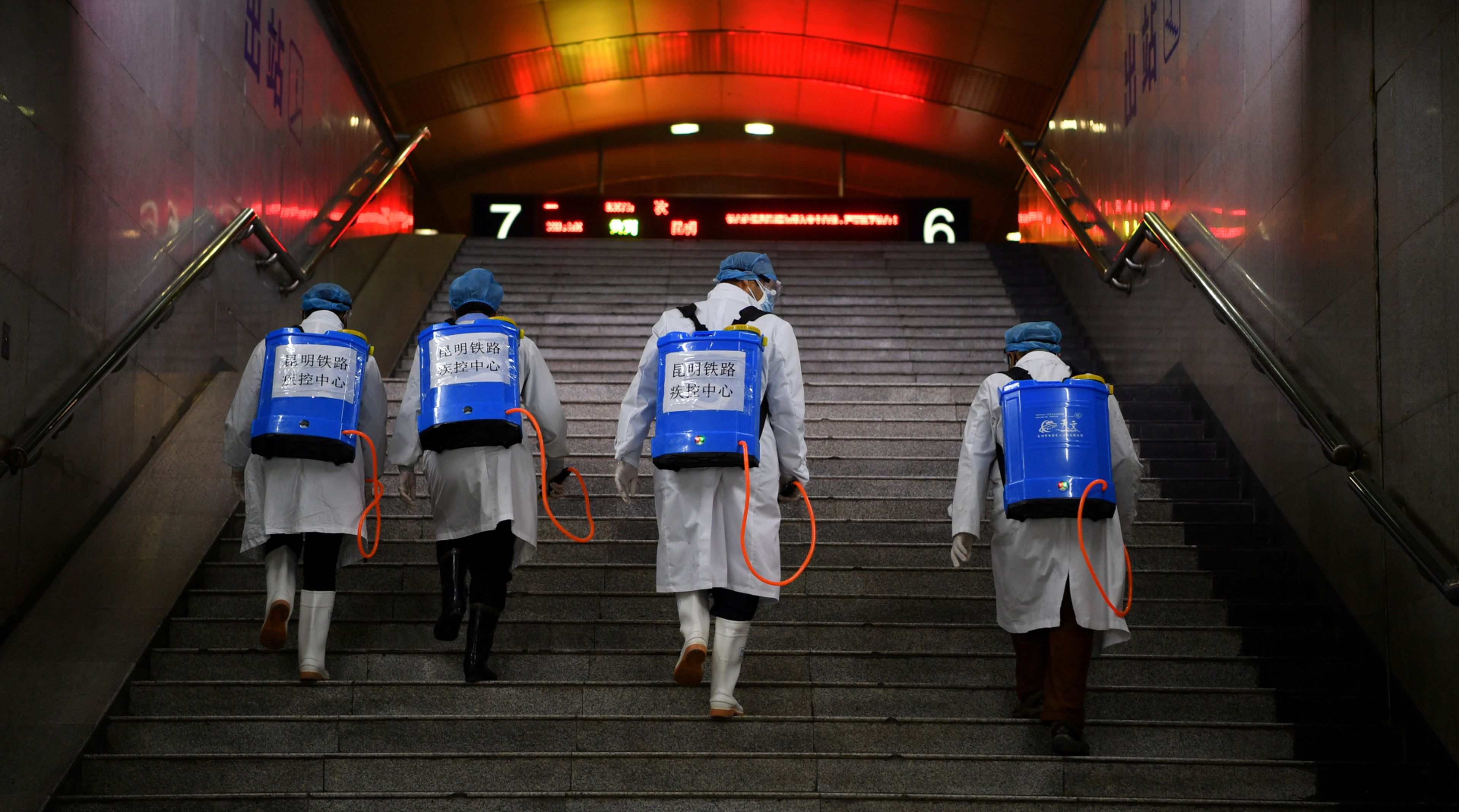 Trabajadores sanitarios chinos desinfectan una estación de metro en la ciudad de Kunming