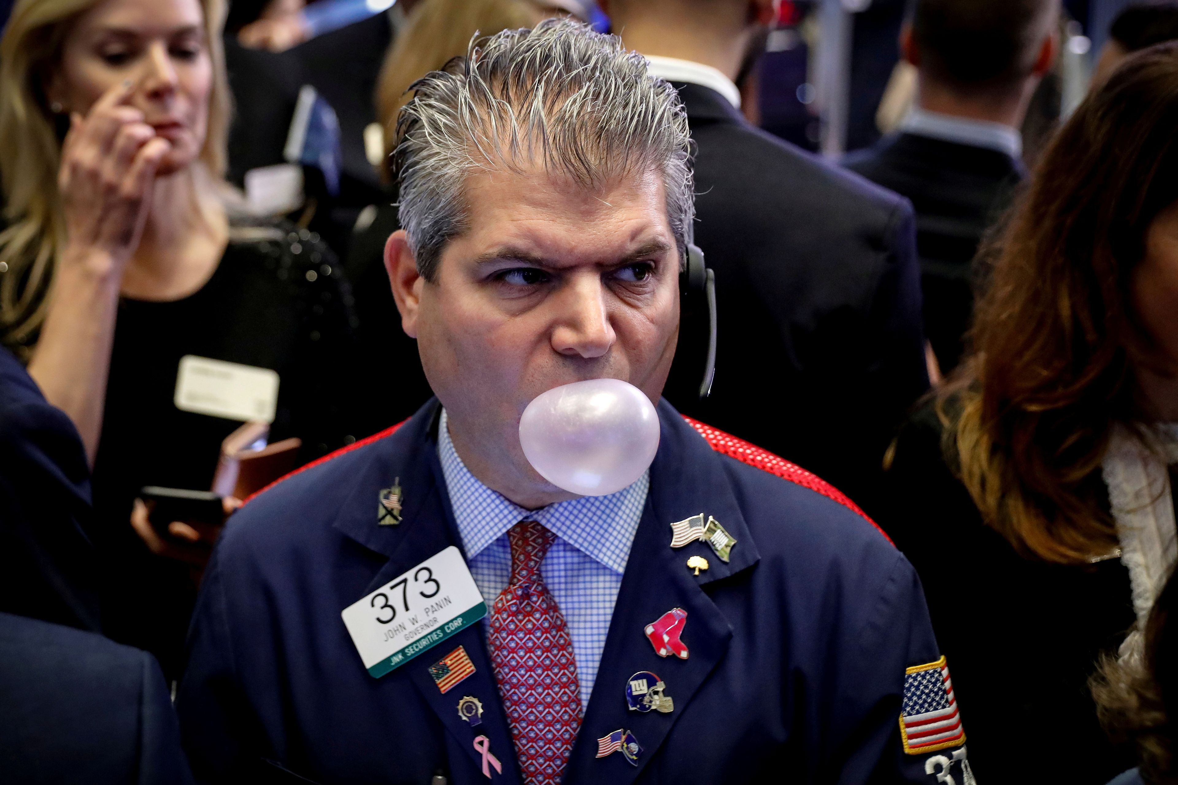 Trader mascando chicle en Wall Street.