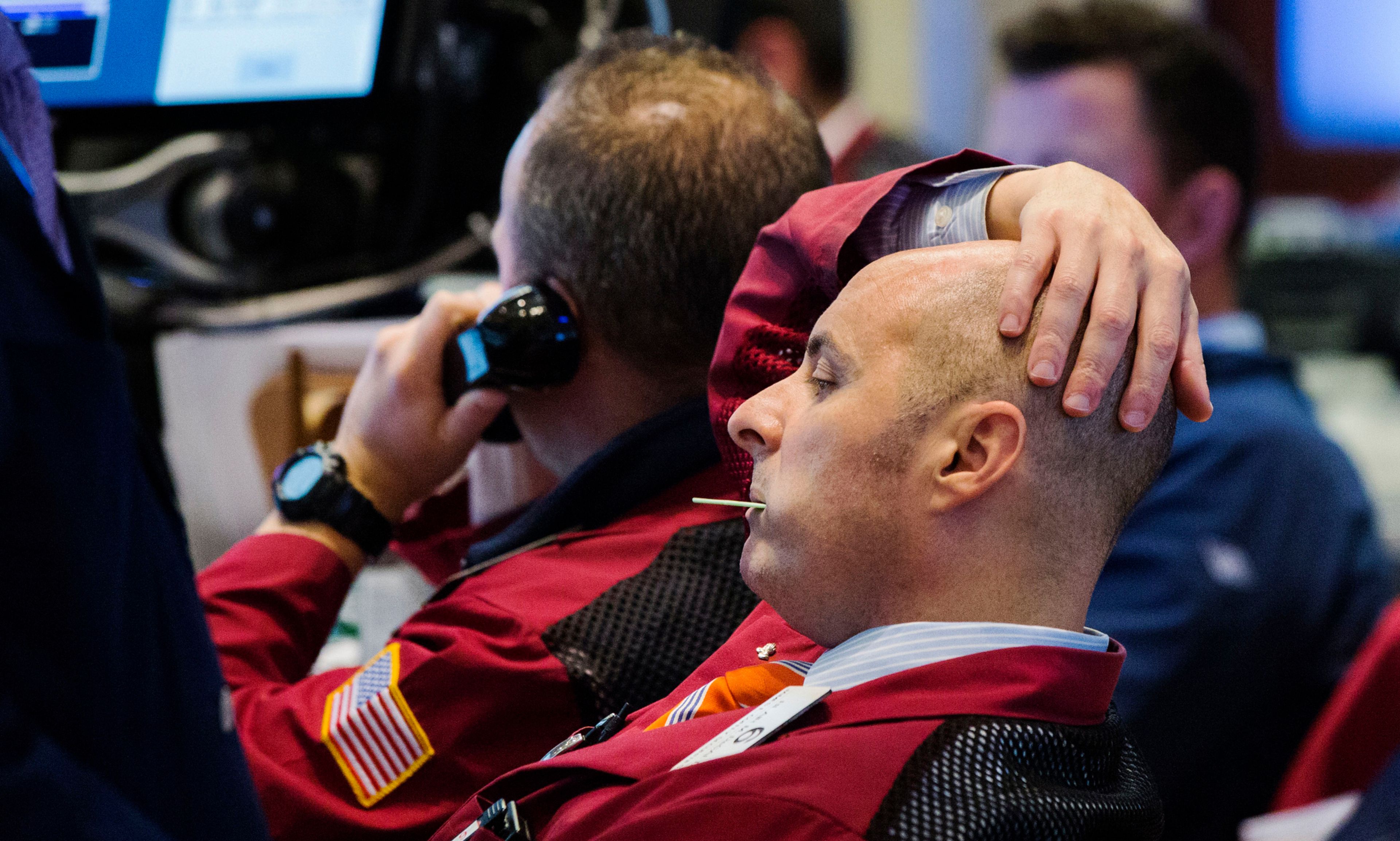 Un trader de Wall Street se lleva las manos a la cabeza ante las caídas de la Bolsa de Nueva York