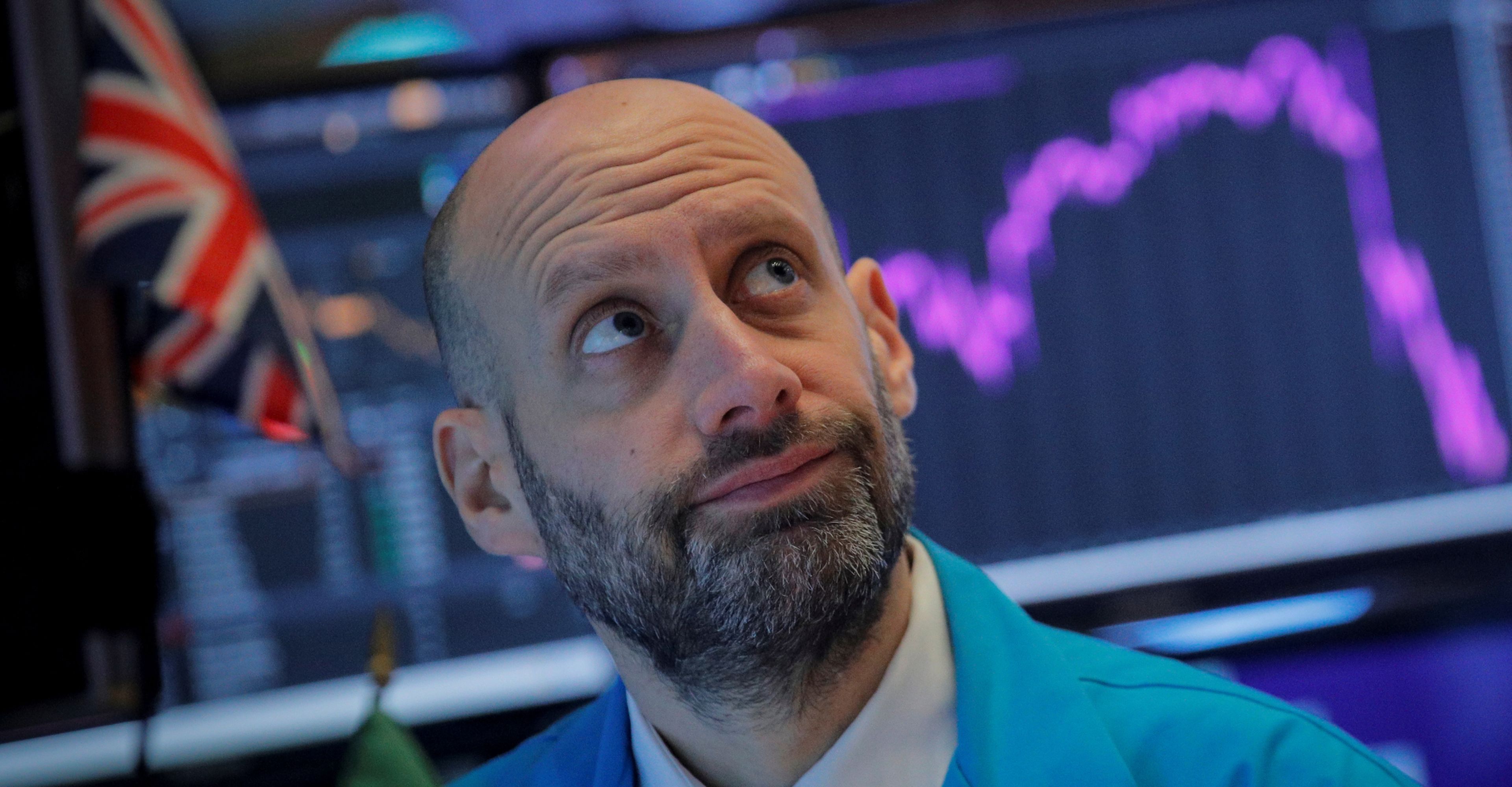 Un trader de Wall Street observa preocupado las caídas en la bolsa