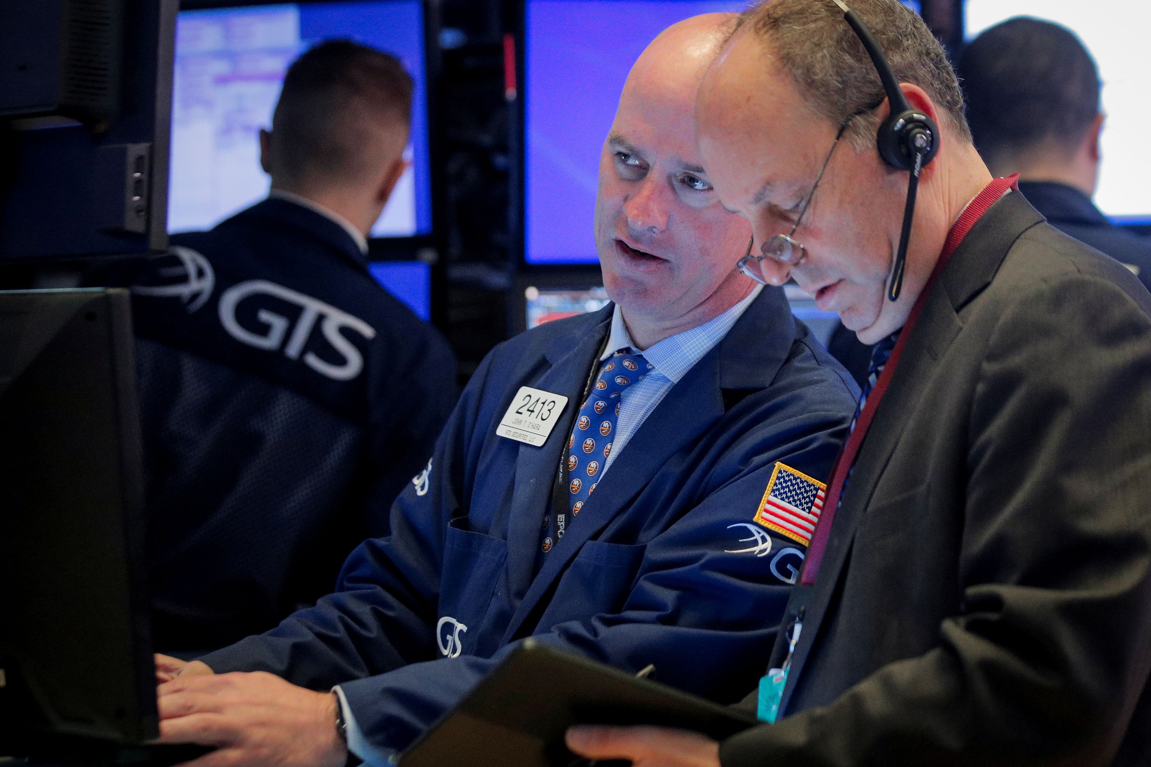 Traders miran con inquietud el comportamiento de Wall Street.