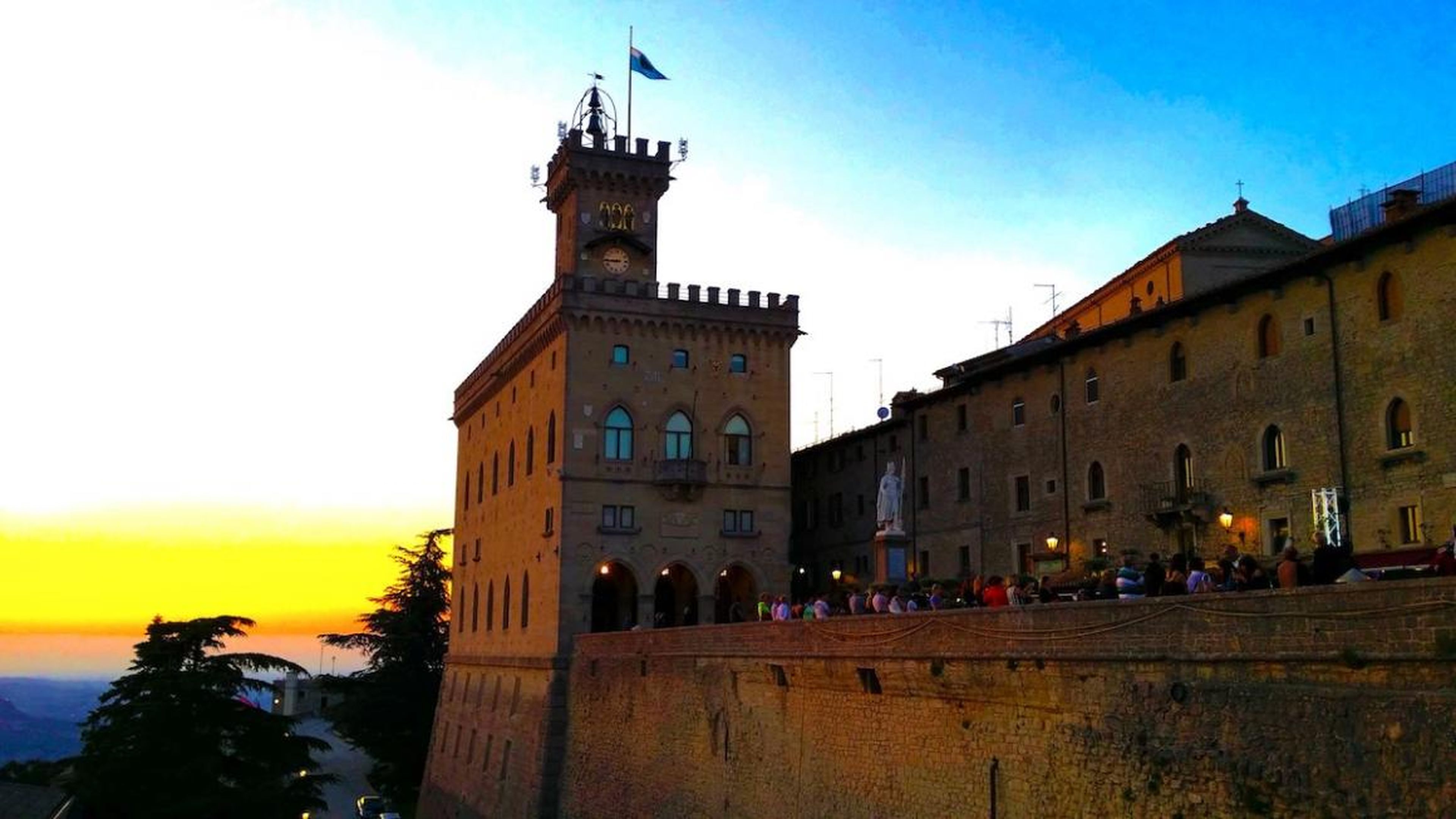 Puesta de sol vista desde el restaurante La Terrazza en el Hotel Titano en San Marino.