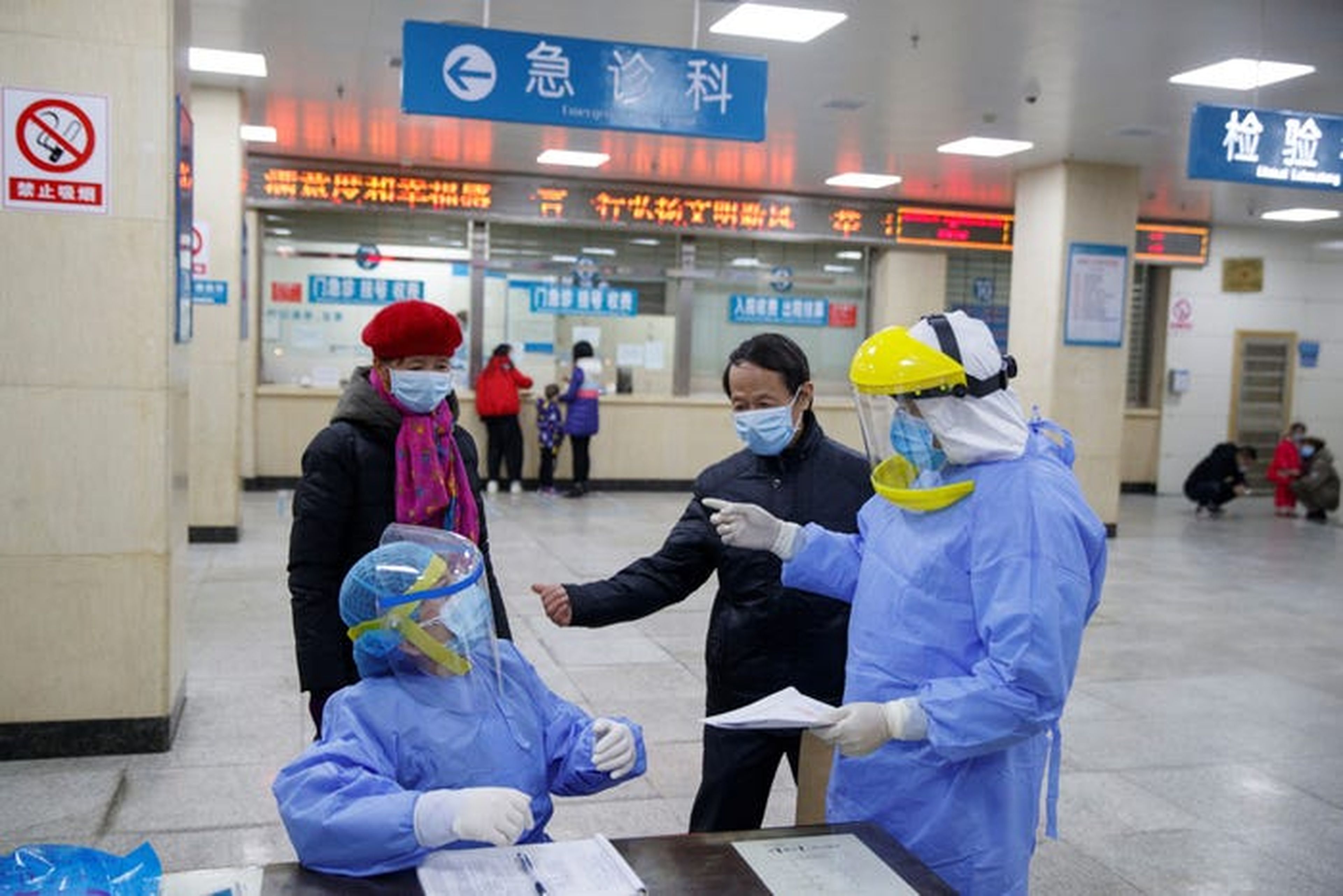 Varios enfermeros hablan con afectados en el Hospital de Yueyang, China.
