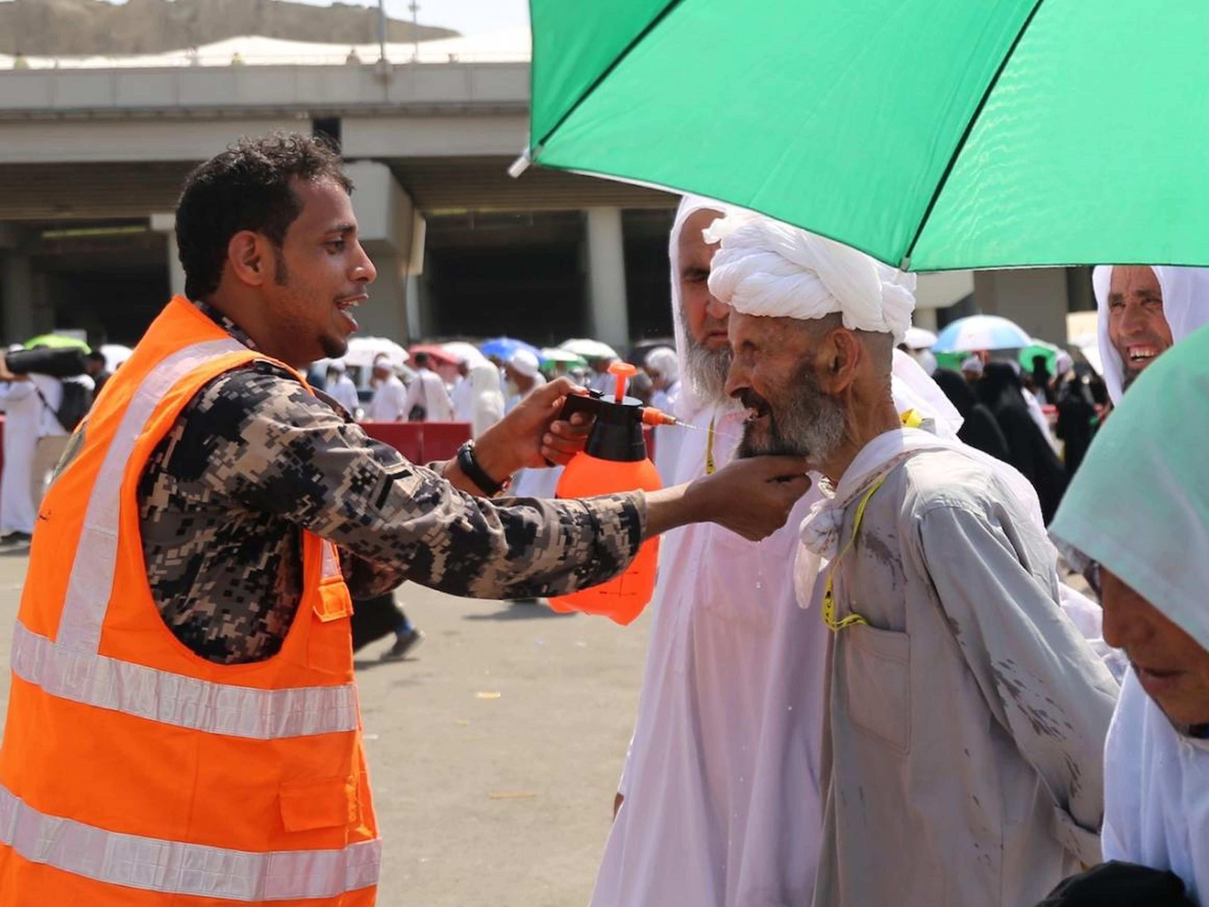 Un hombre en La Meca recibiendo un poco de agua.