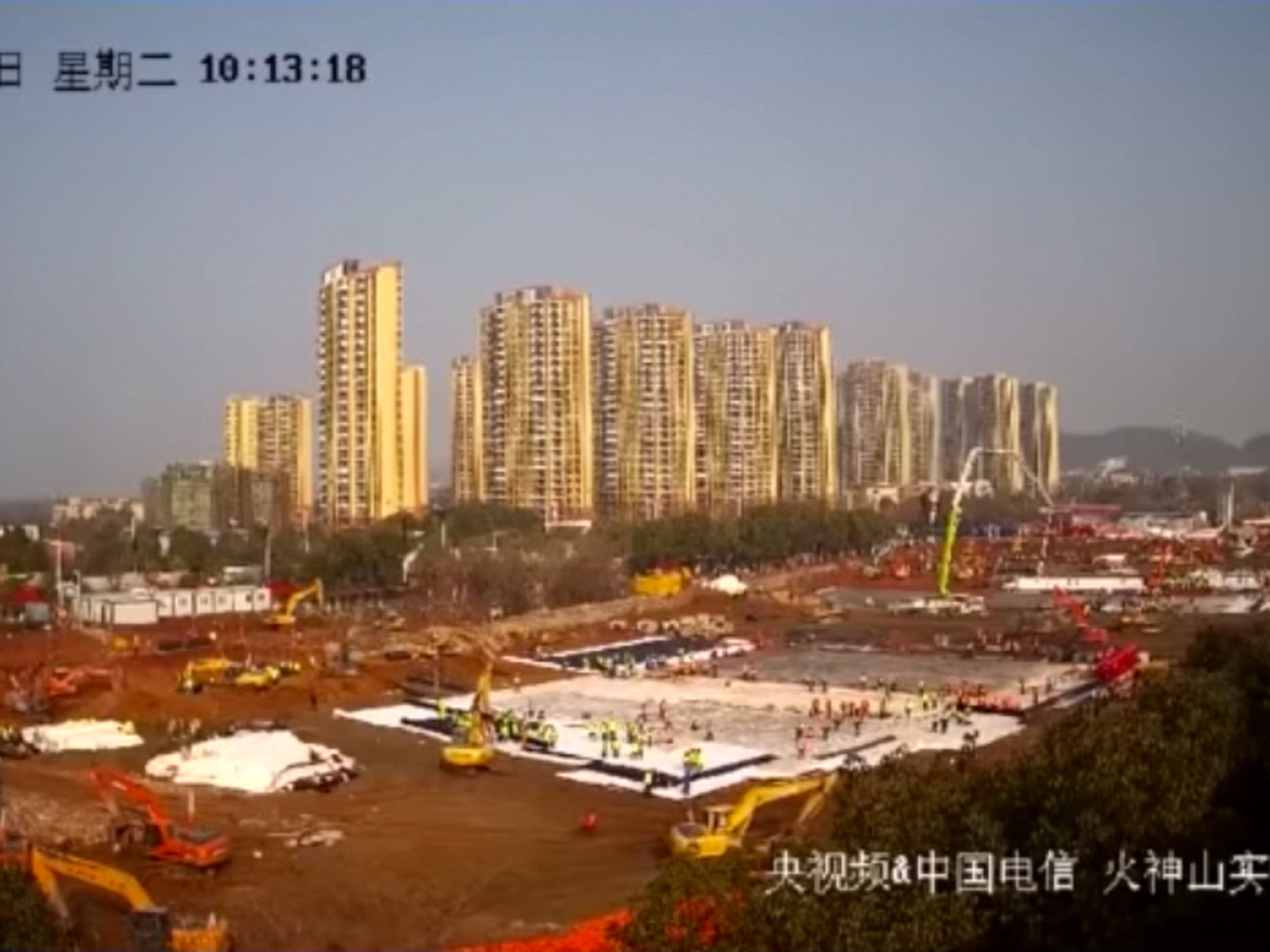 Una imagen de la webcam que mostraba los trabajos de construcción de los dos nuevos hospitales de Wuhan.