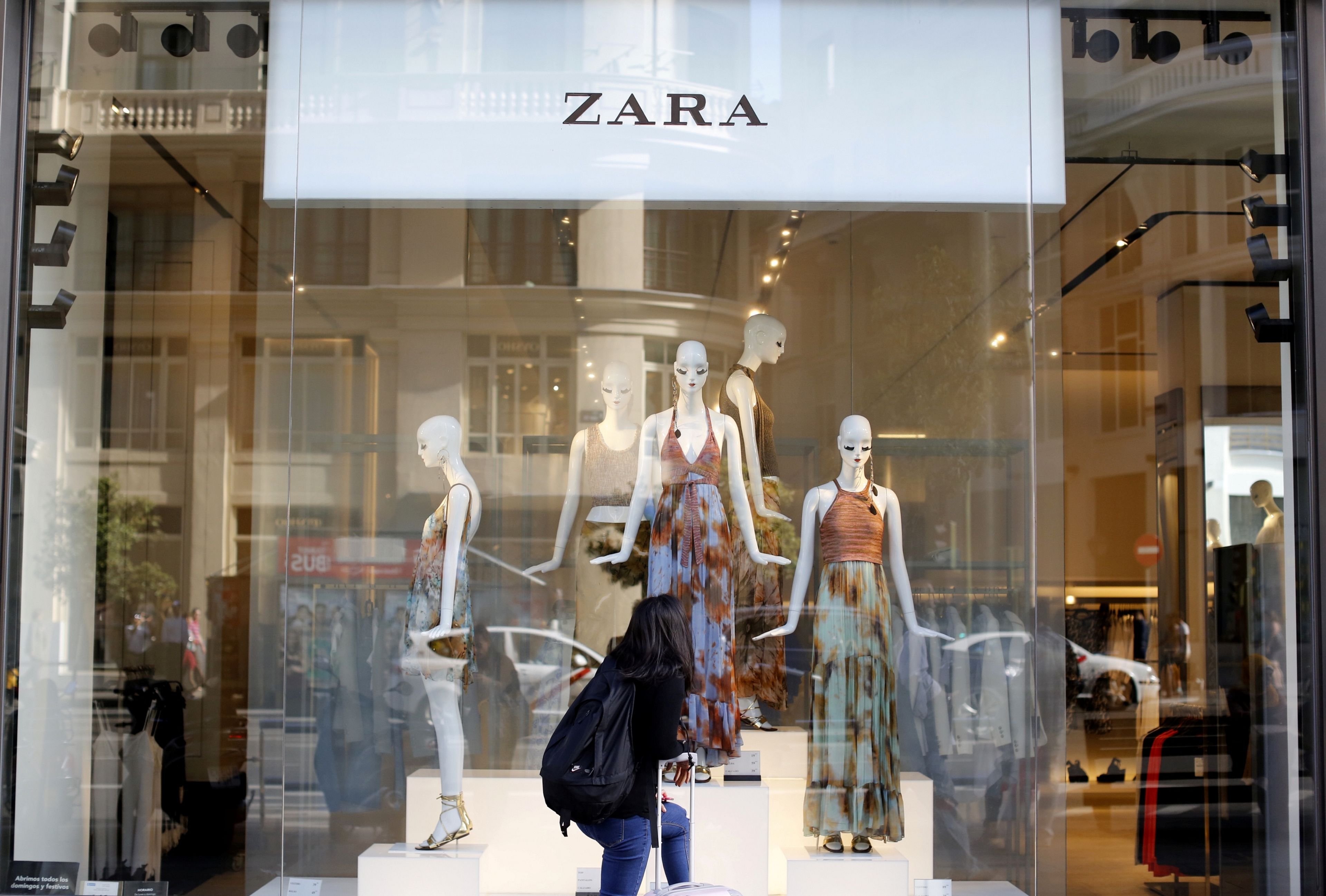Este body con cremallera es el último top ventas de las rebajas de Zara