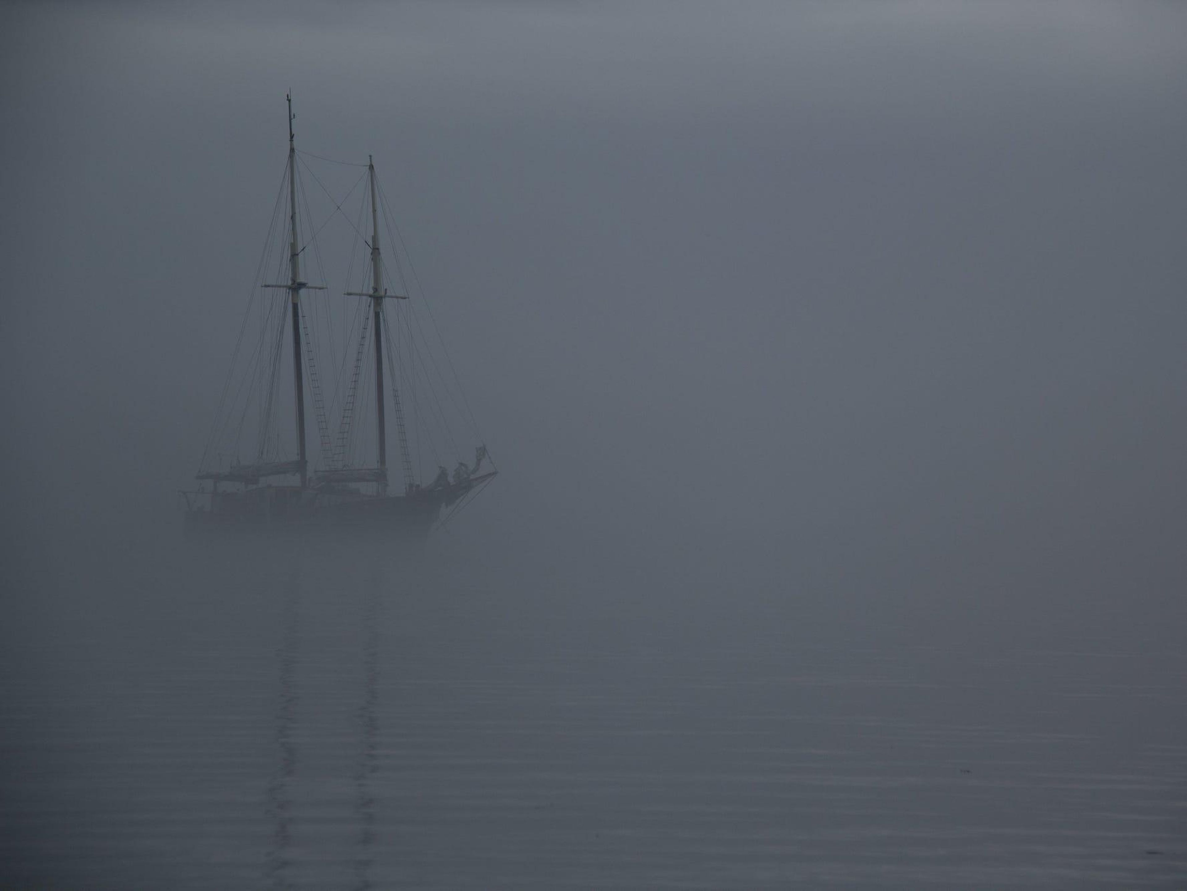 Imagen de un barco en la niebla en el mar.