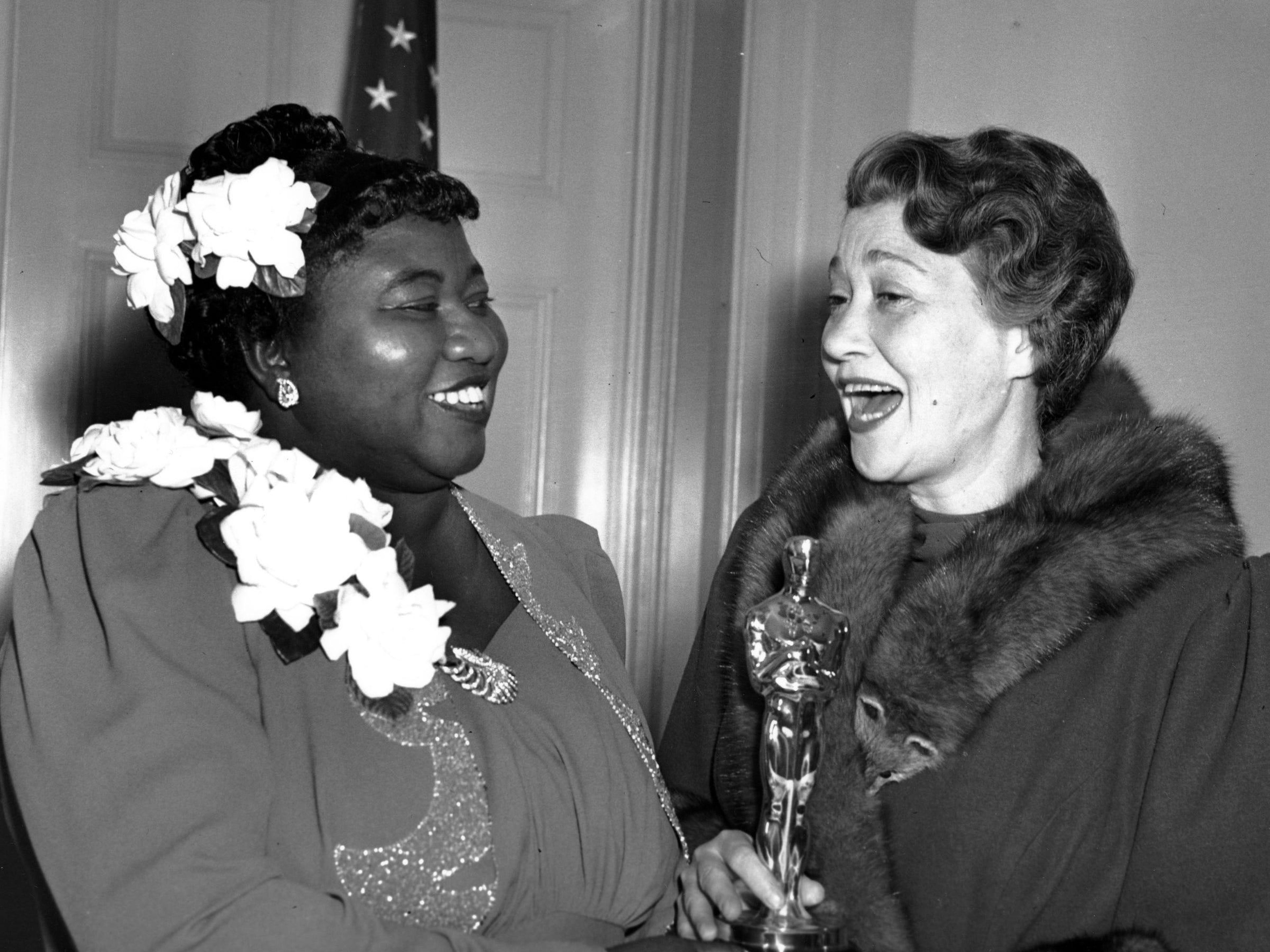 Hattie McDaniel, izquierda, recibió el premio de la Academia de Cine por la mejor interpretación de una actriz en un papel secundario en 1939.