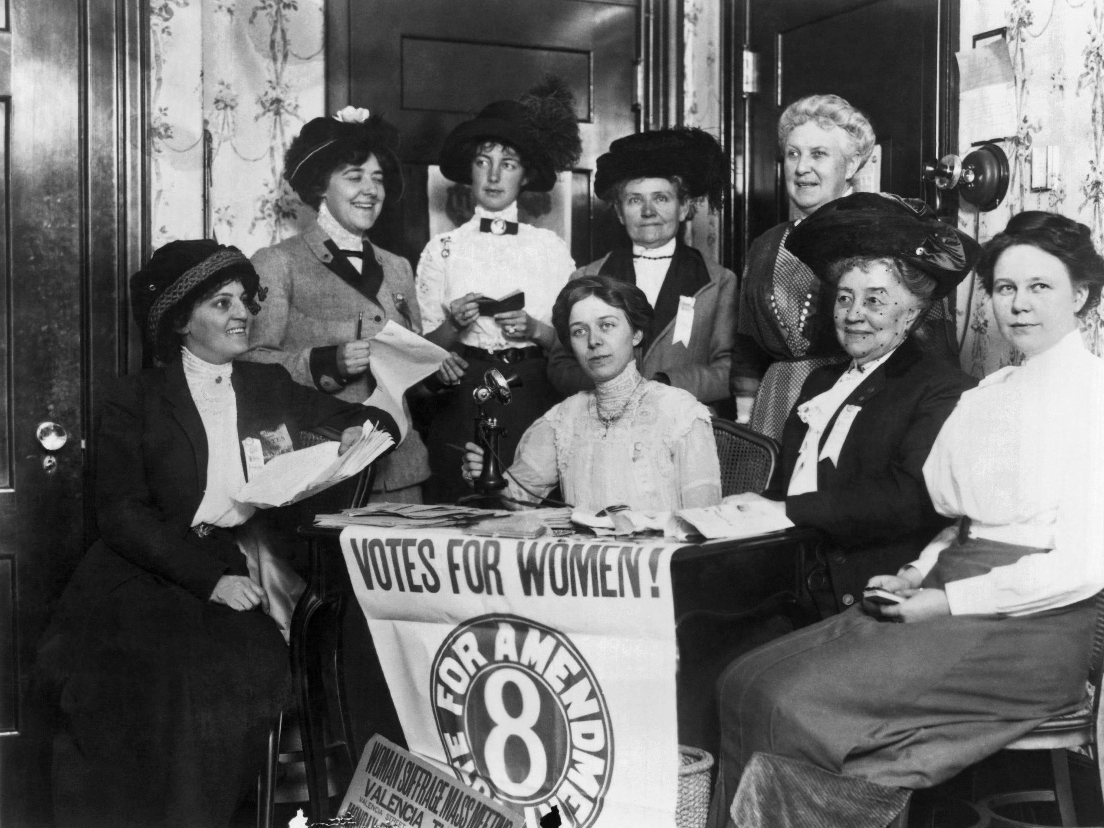 Mujeres apoyando la aprobación de la 19ª Enmienda en San Francisco, California.
