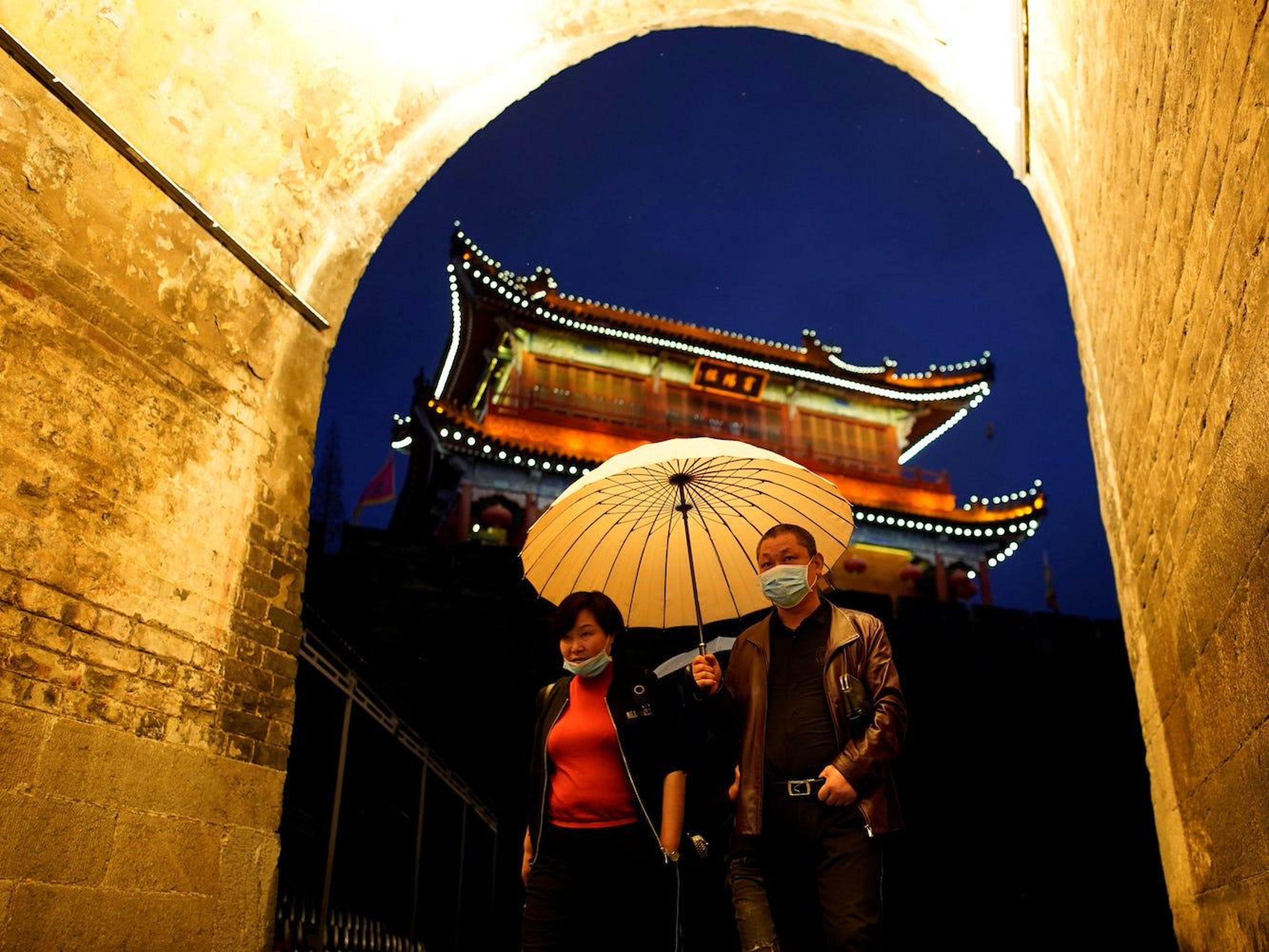 Una pareja camina a través de la antigua muralla de la ciudad de Jingzhou, el 26 de marzo de 2020.