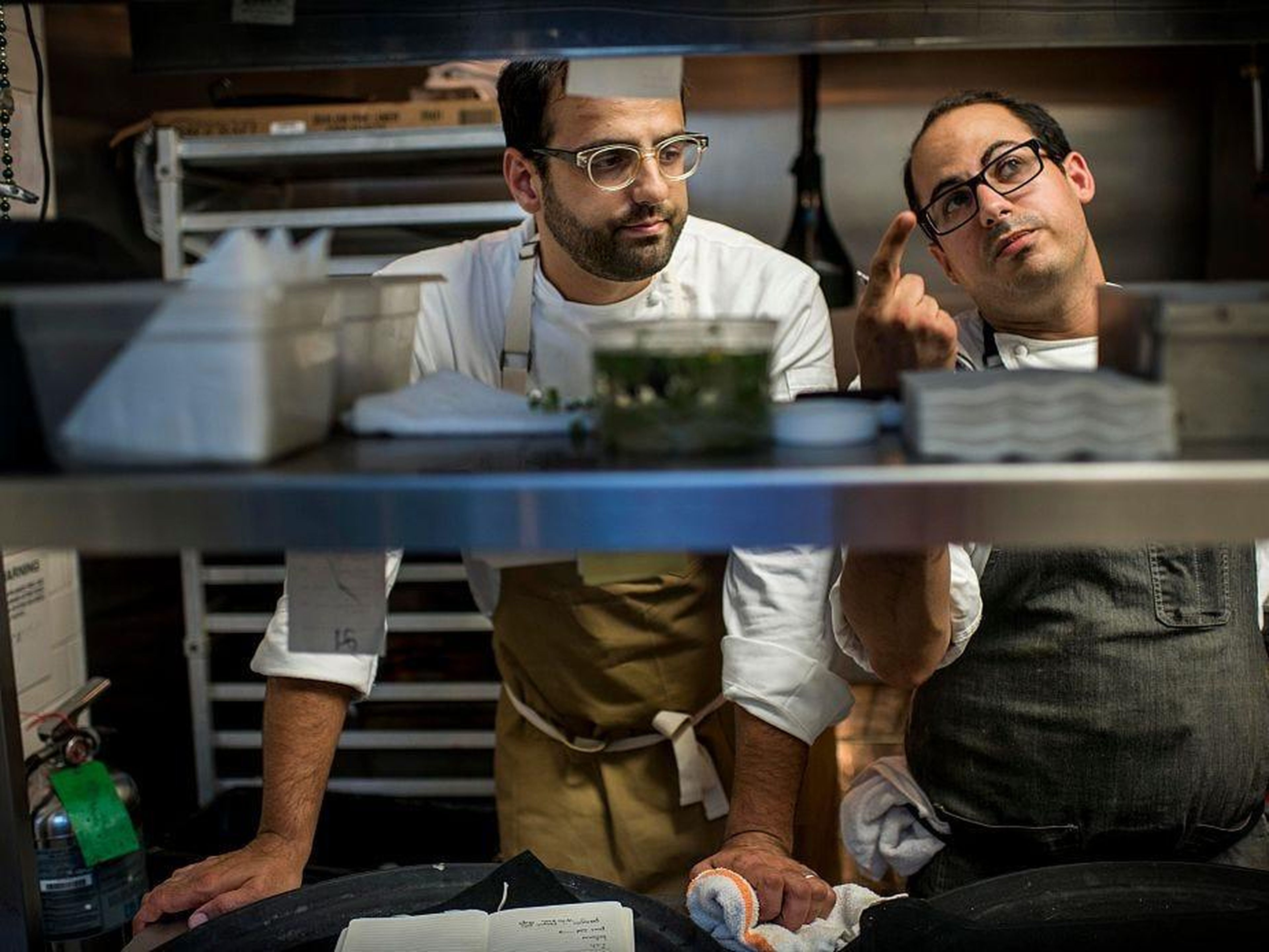 El galardonado chef James Beard, Alon Shaya, analiza un menú antes del servicio de cena en uno de sus restaurantes.