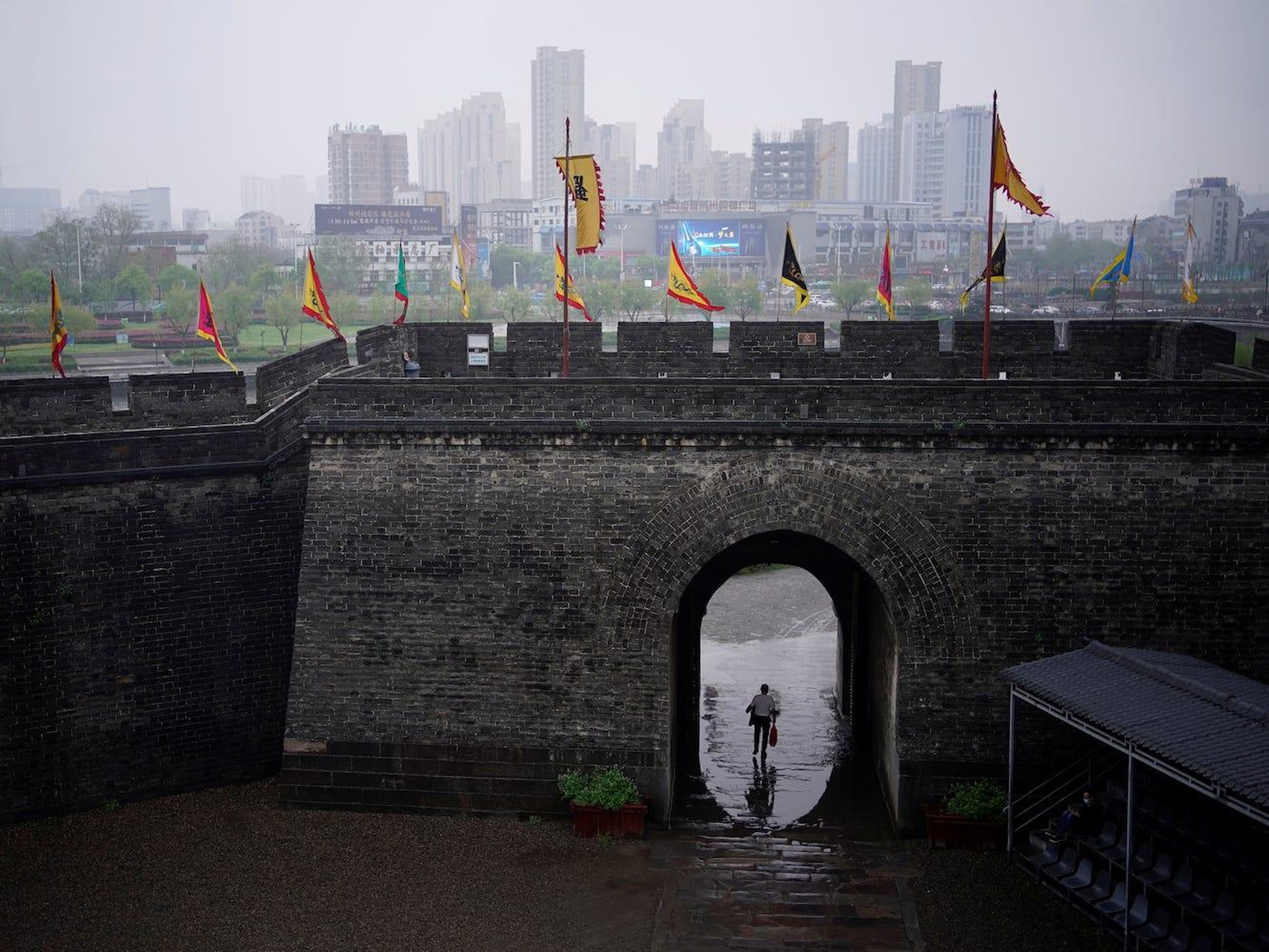 Un hombre camina en los alrededores de la antigua muralla en Jingzhou, después de que reabriese el 26 de marzo de 2020.