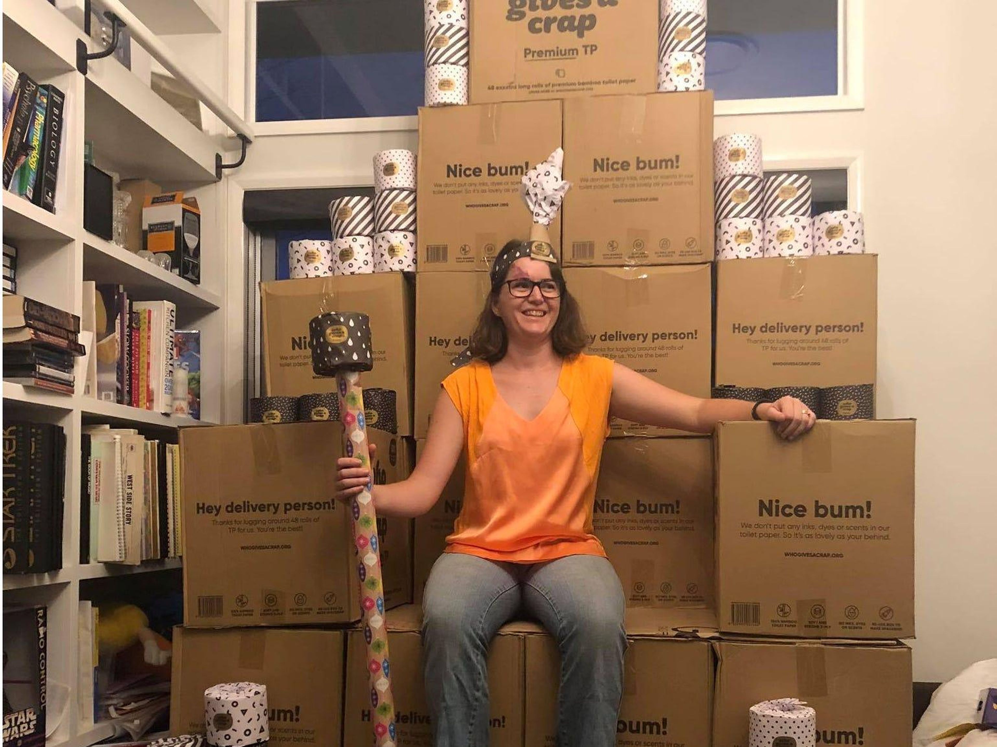 Una mujer se sienta encima de un "trono" hecho de cajas que contienen papel higiénico en Toowoomba, Australia, el 5 de marzo de 2020. Imagen obtenida en las redes sociales.
