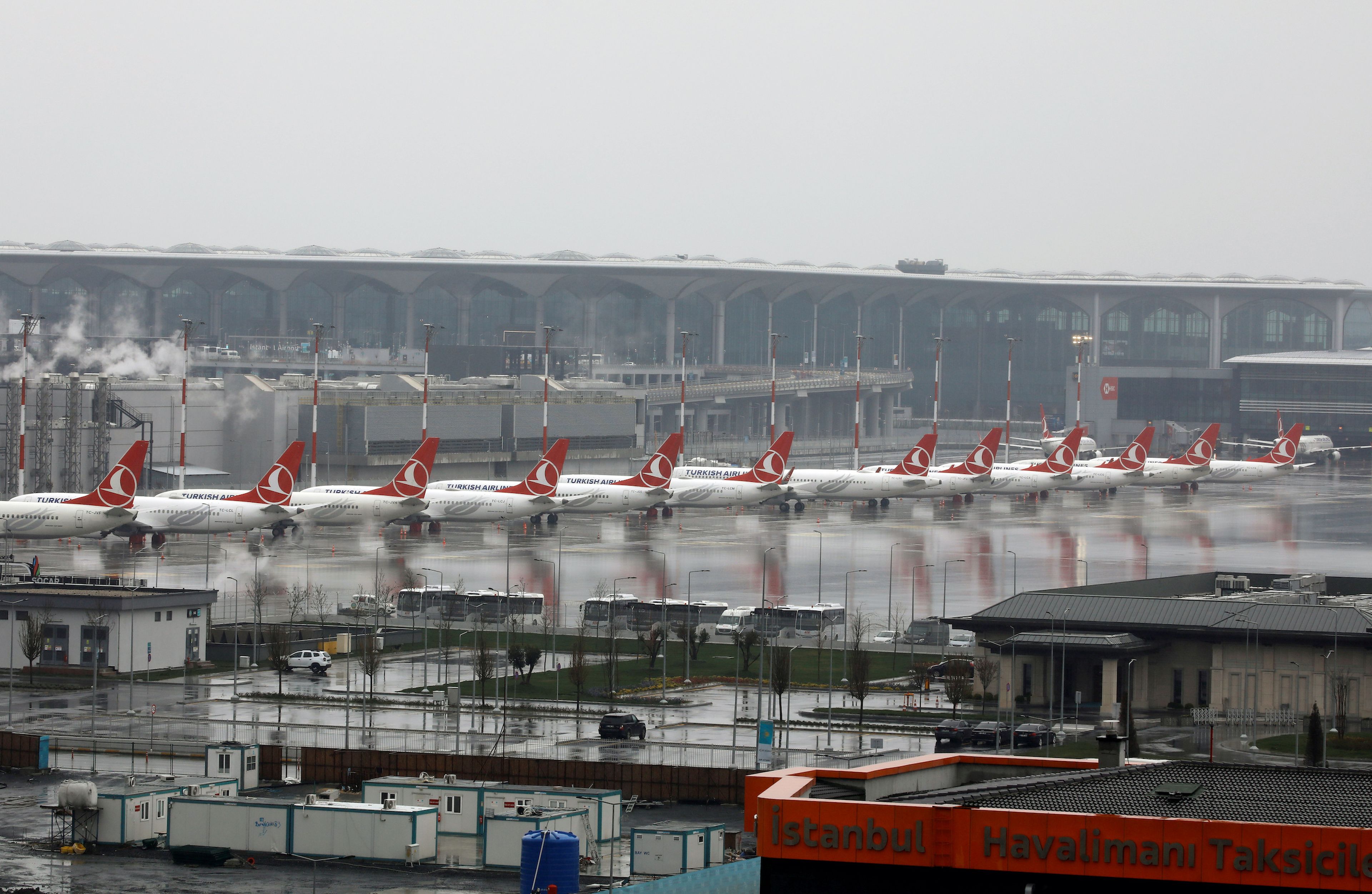 Aviones de Turkish Airlines estacionados durante el parón del COVID-19 en el Aeropuerto de Estambul.