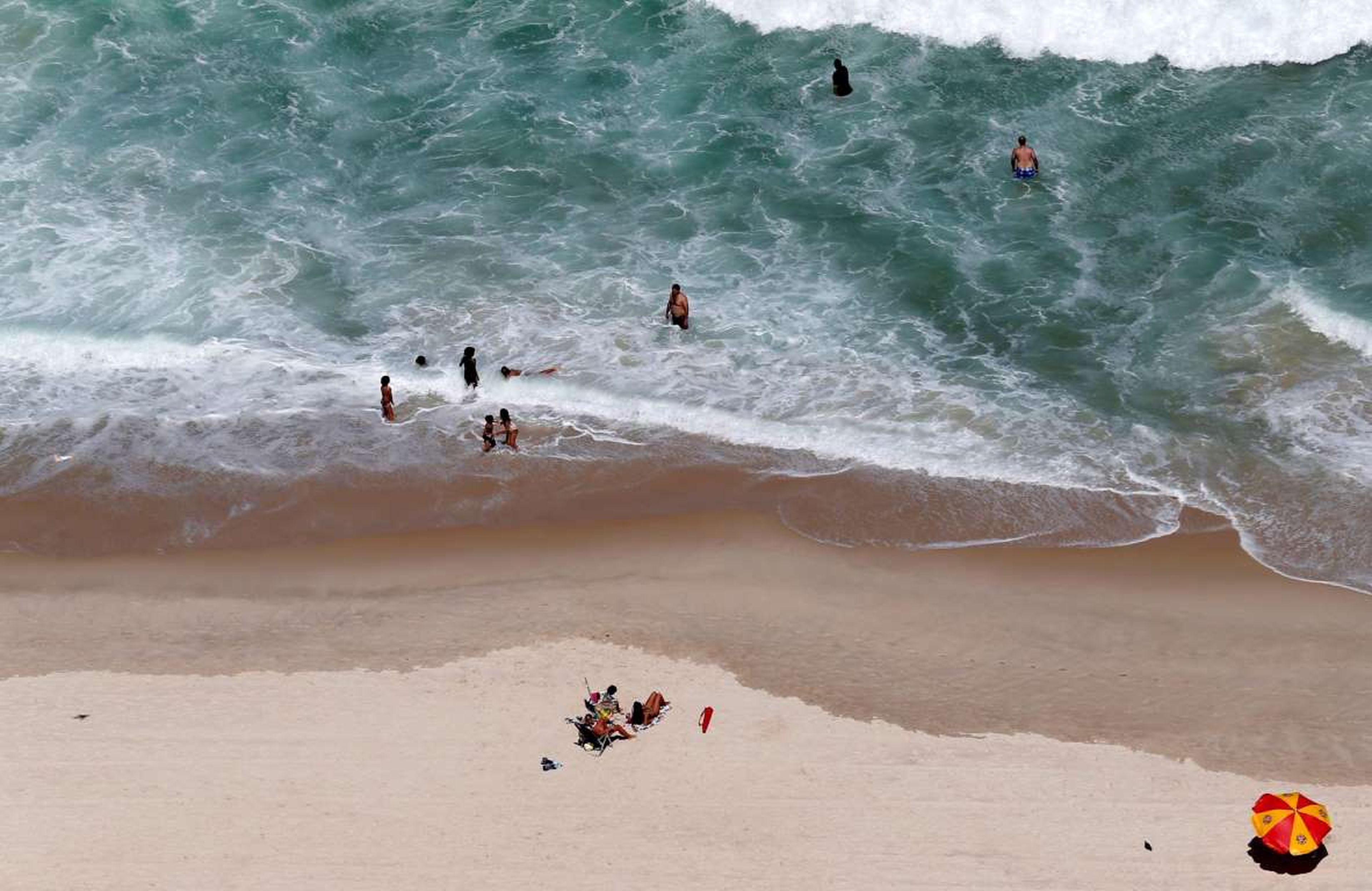 Los bañistas se relajan en la playa de Copacabana, en Río de Janeiro.