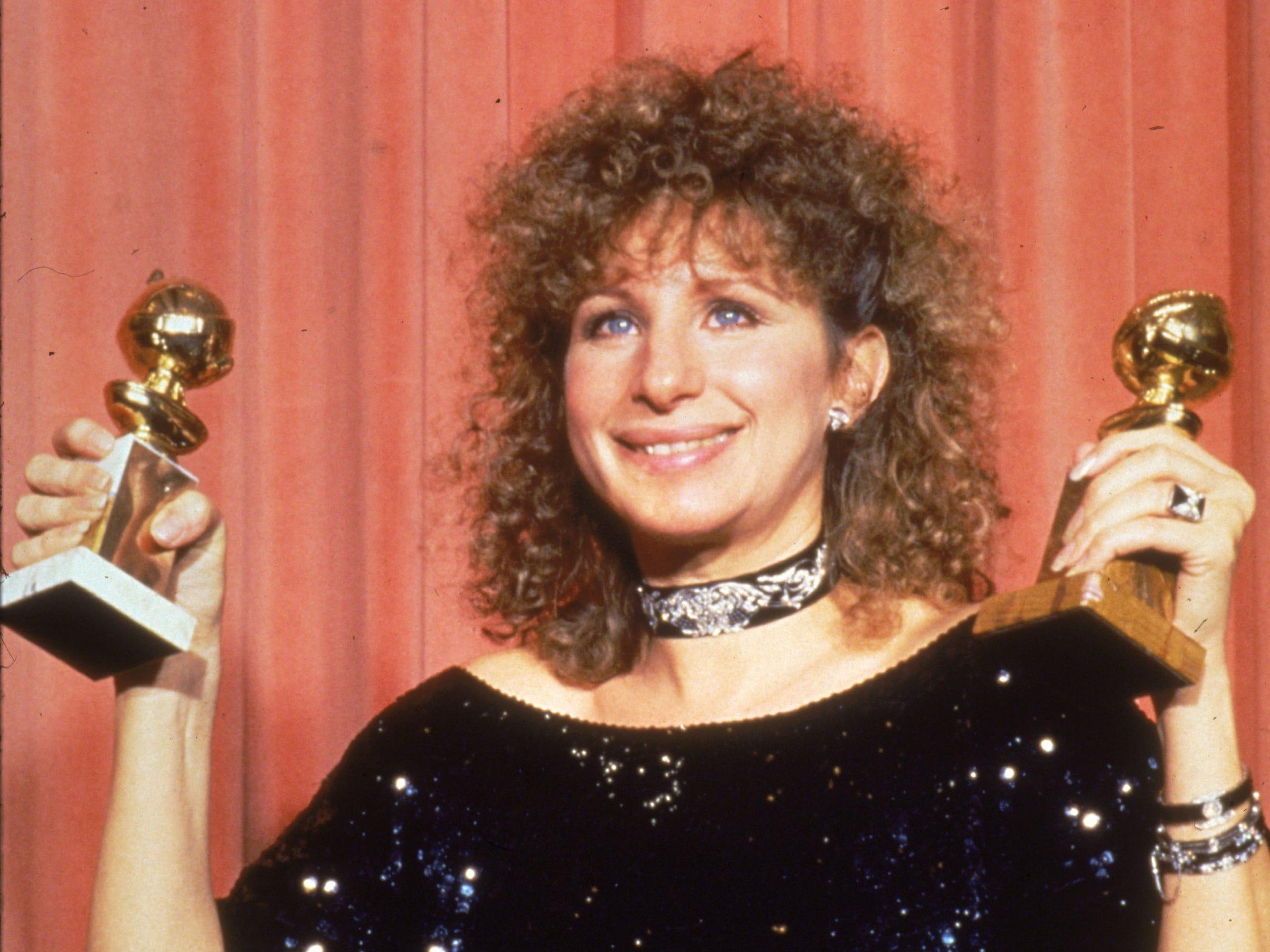 Barbra Streisand tiene sus dos premios en la 41ª edición de los Golden Globe Awards.