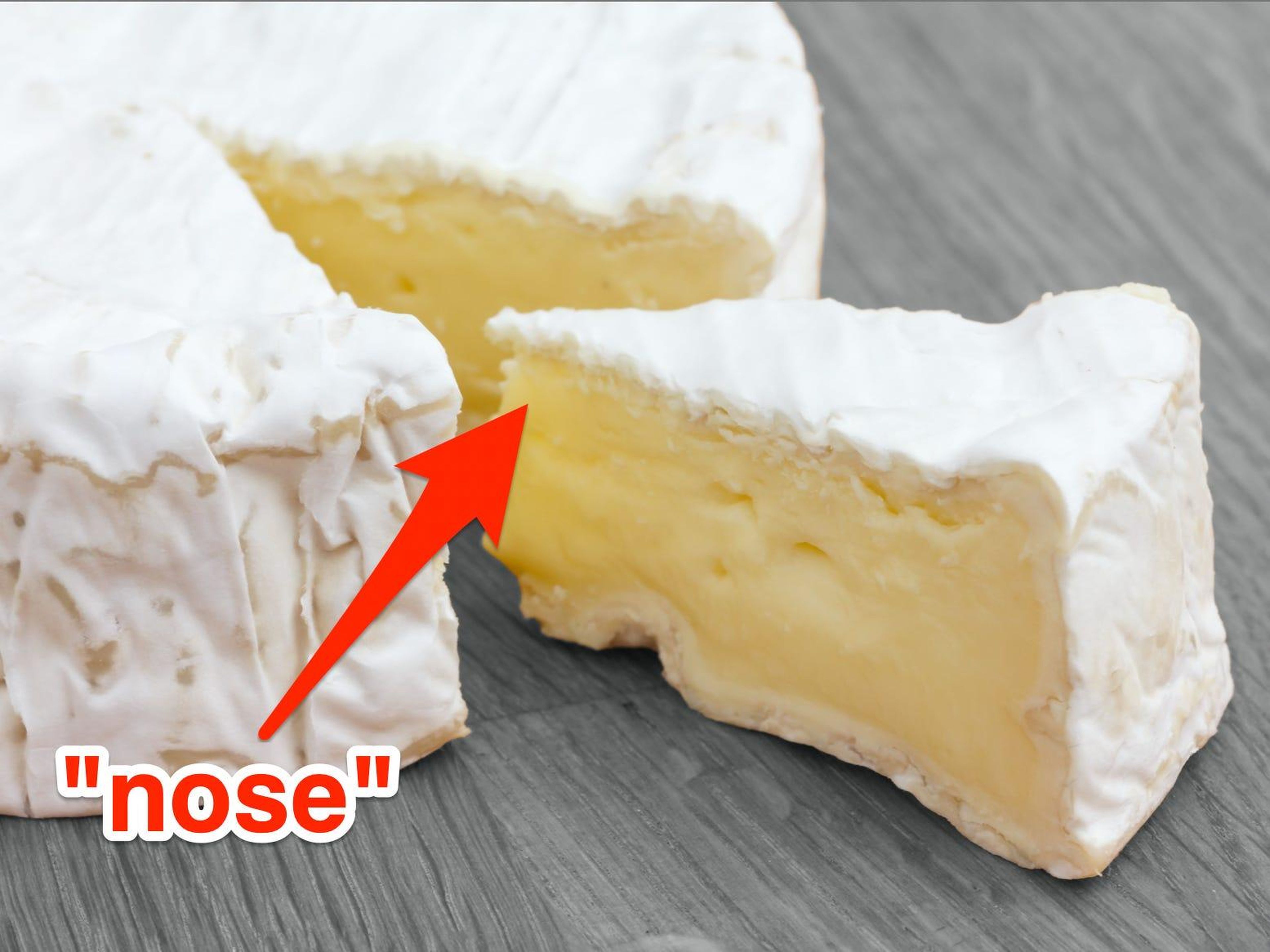 Es mejor cortar quesos blandos como el brie en gajos para obtener el sabor más completo.