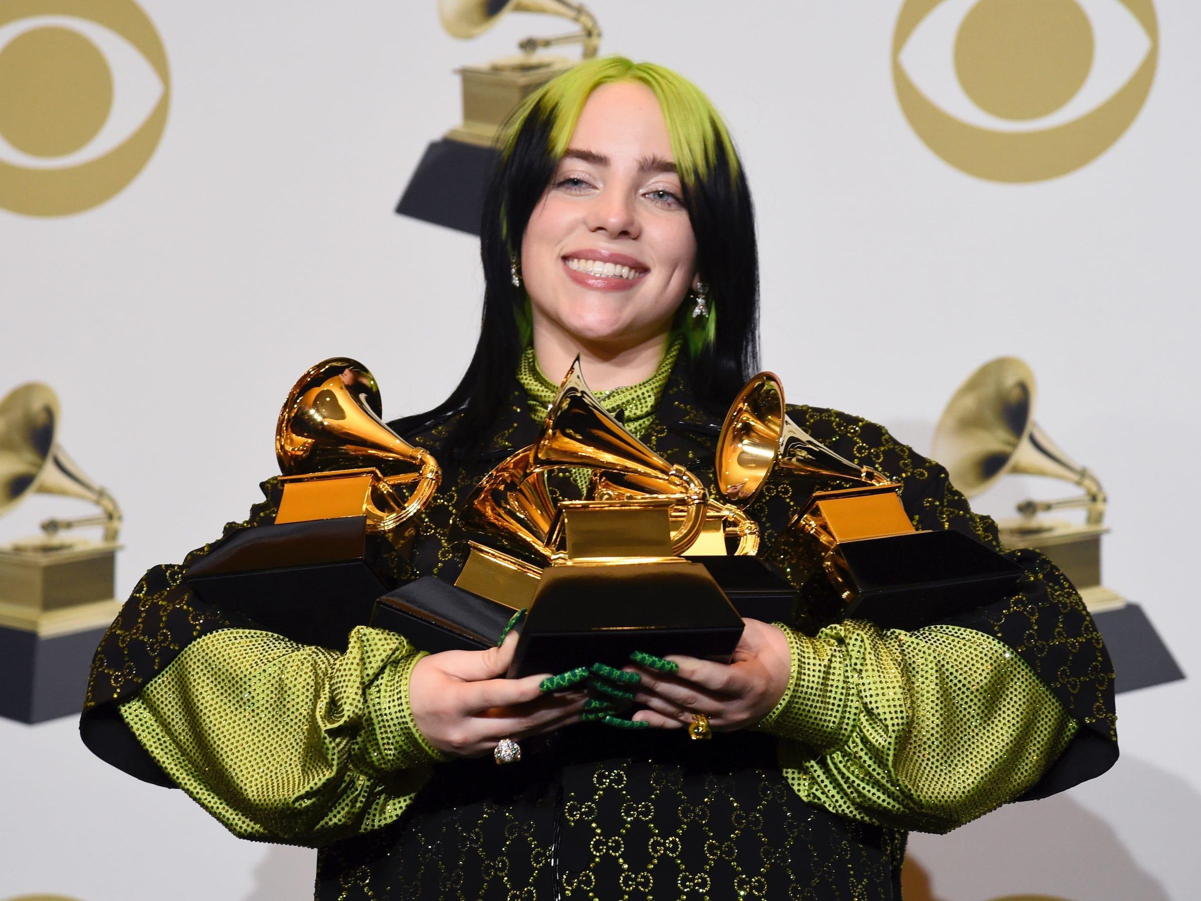 Billie Eilish posa en la sala de prensa con sus premios Grammy.