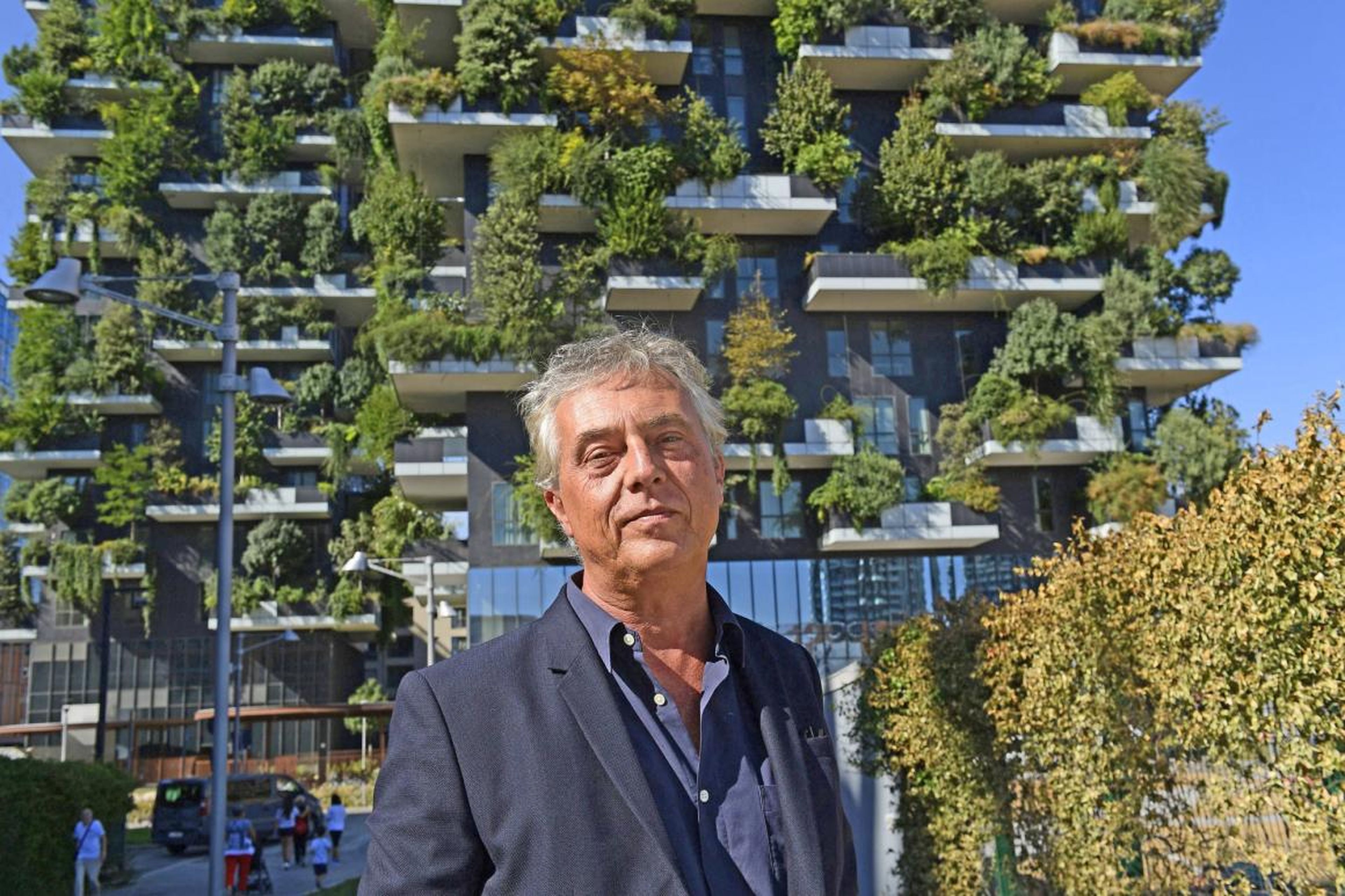 El arquitecto Stefano Boeri junto a "Bosco Verticale", edificio forestal en Milán, Italia, diseñado por Studio Boeri.