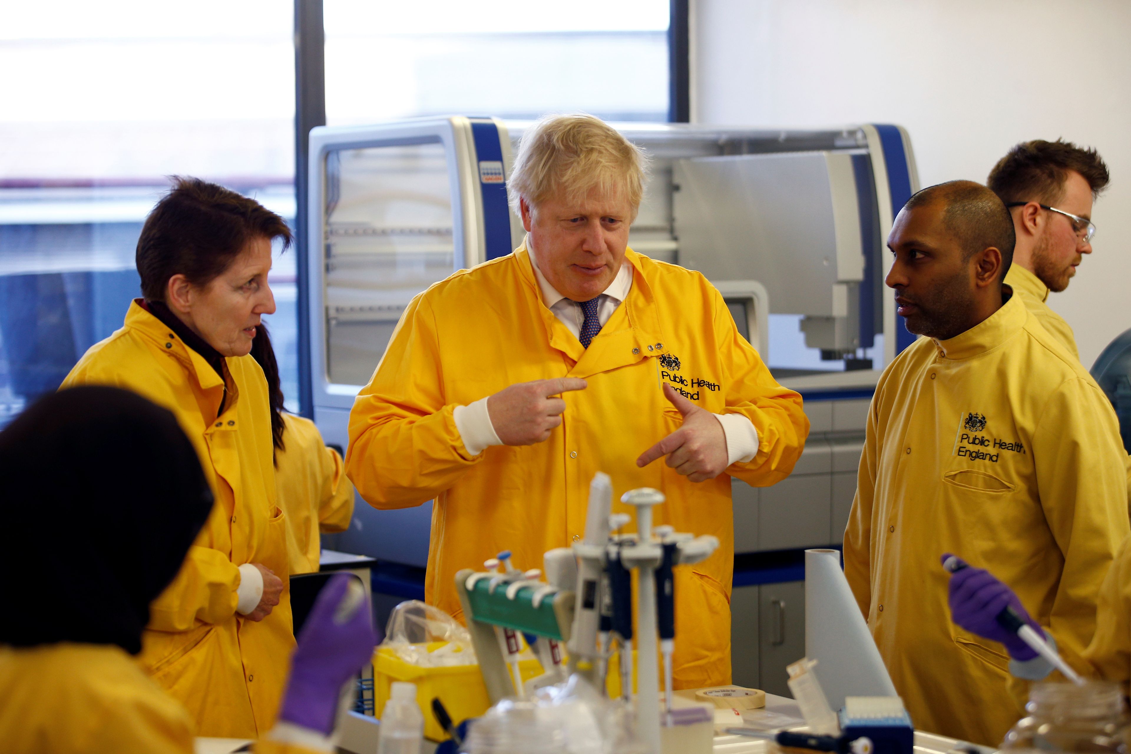 Boris Johnson visita un laboratorio de Londres.