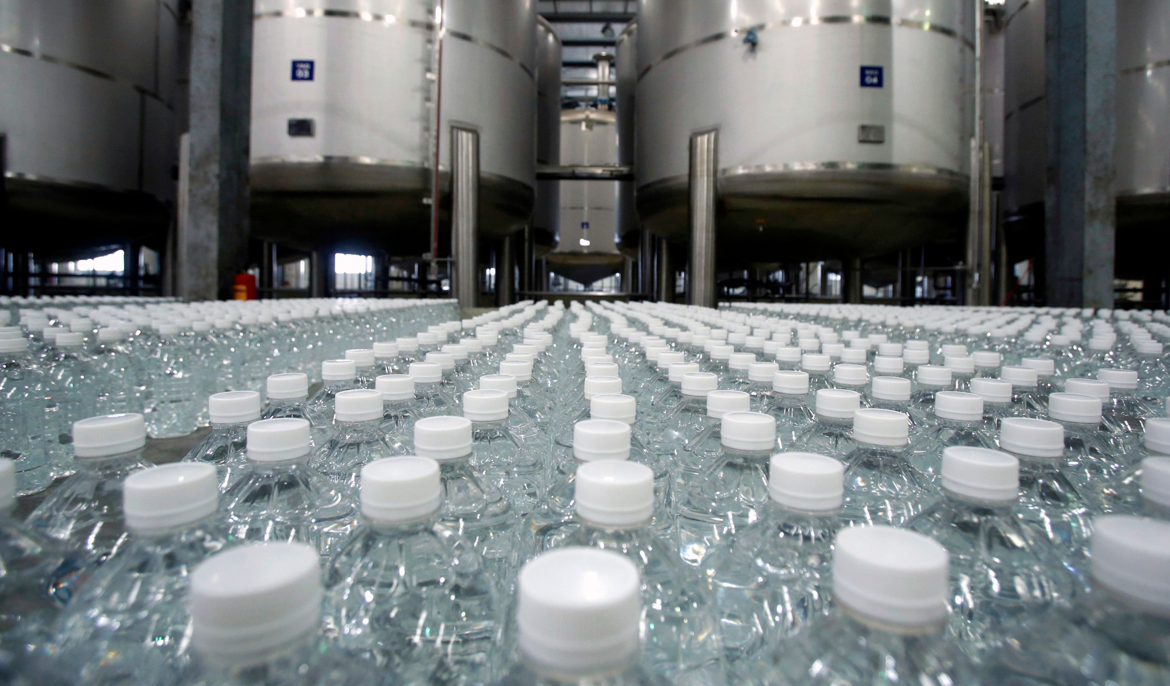 Botellas de alcohol desinfectante en una fábrica de Hanoi (Vietnam)