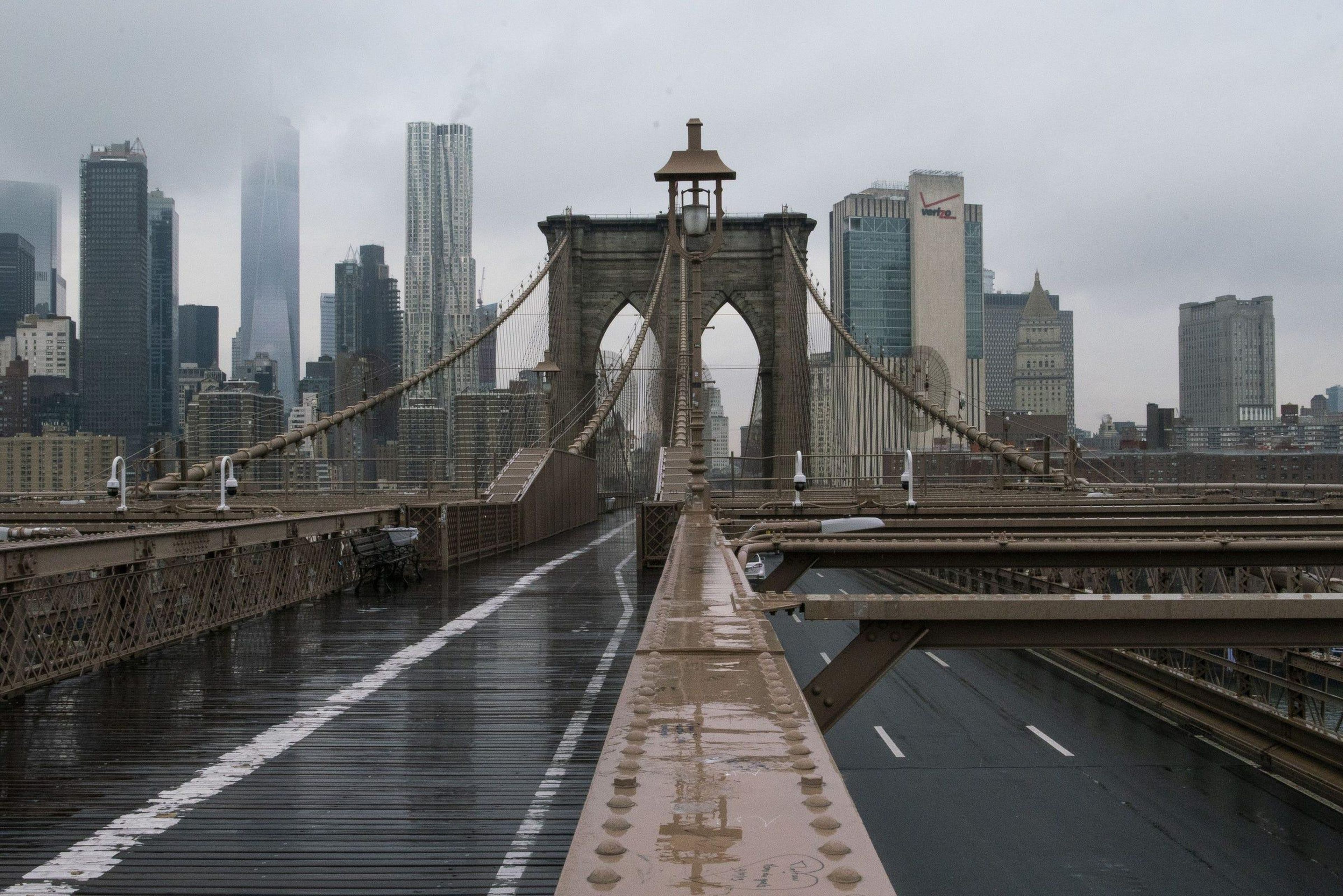 El puente de Brooklyn en Nueva York vacío.