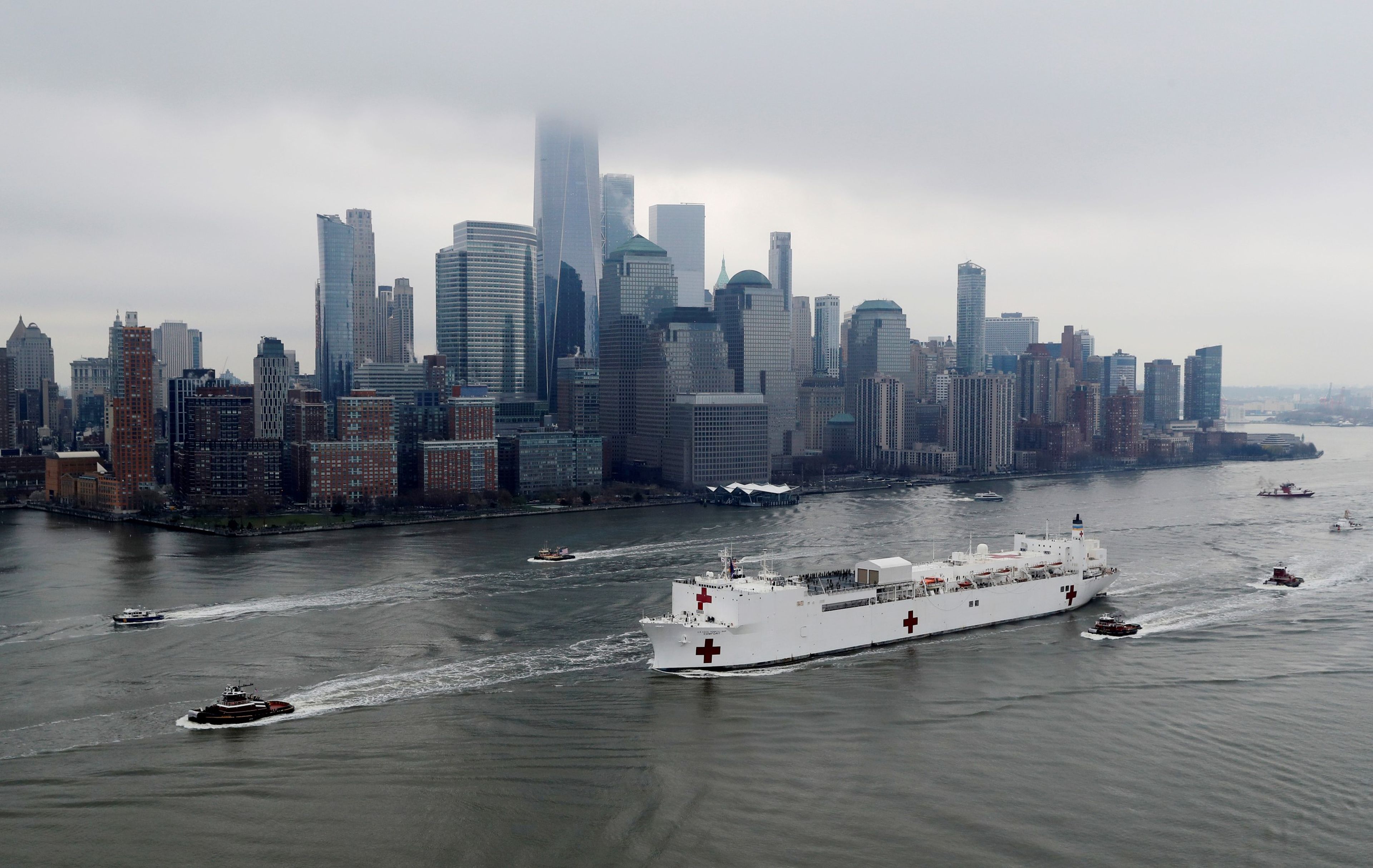 El buque hospital de la Marina de los Estados Unidos llega a la ciudad de Nueva York para hacer frente a la pandemia del coronavirus