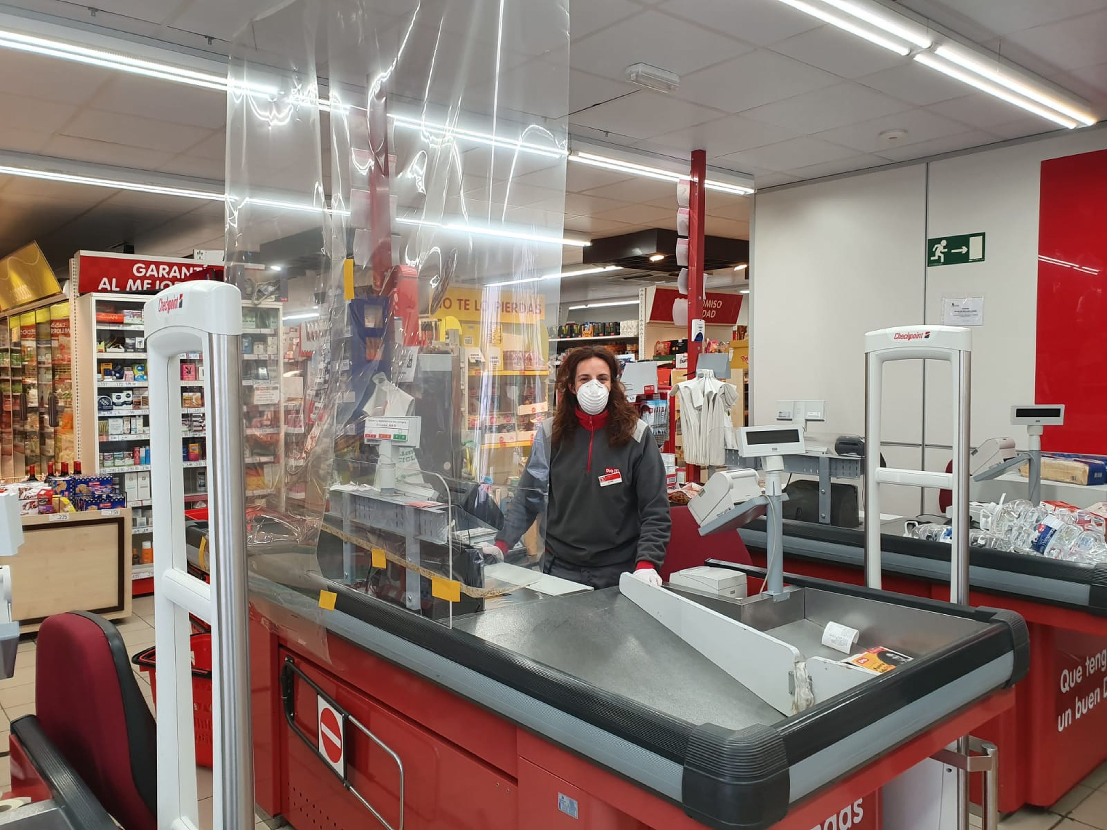 Sonia Robledo, empleada de supermercado Dia, en su puesto de trabajo durante la alerta sanitaria del Covid-19