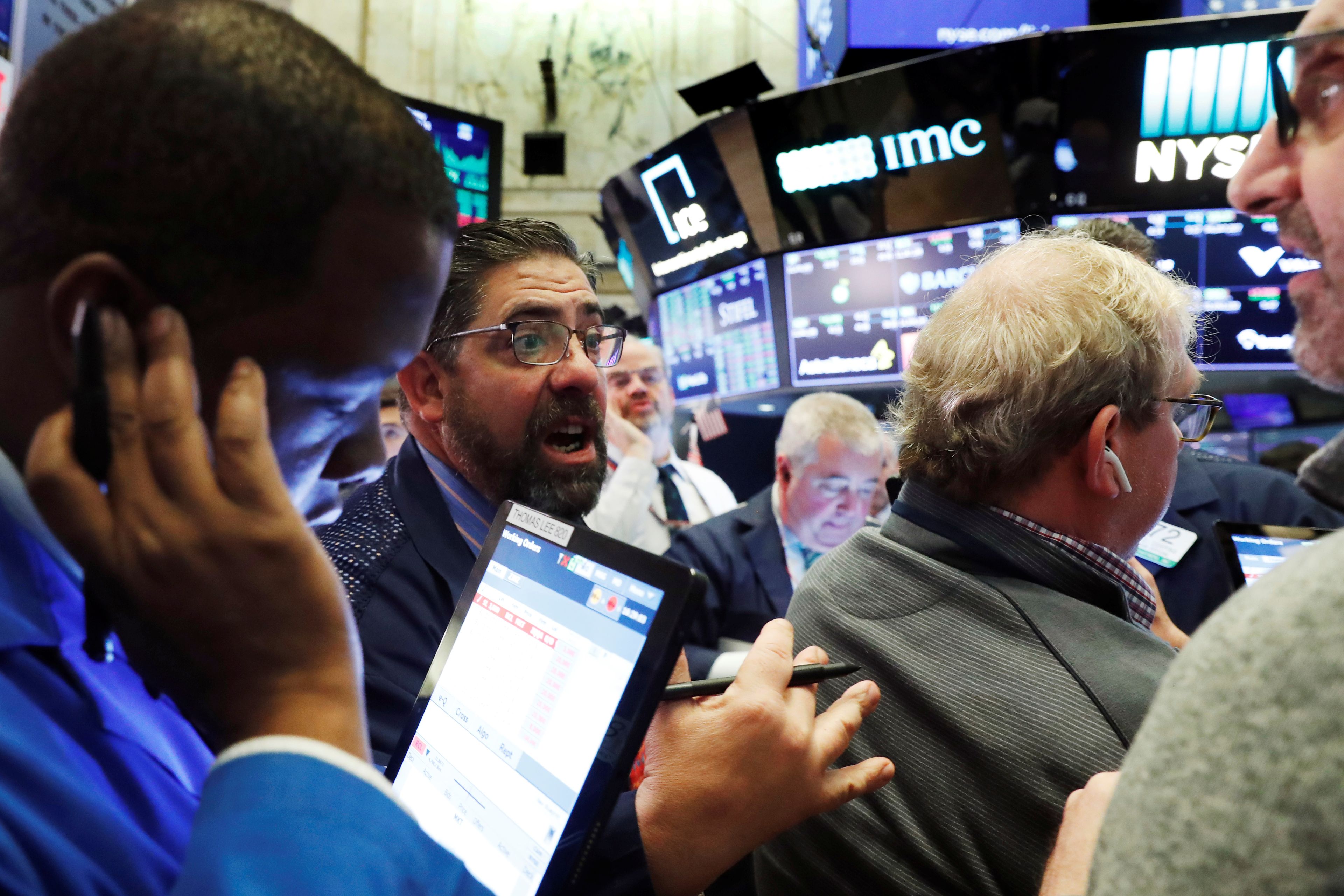 Caos en Wall Street ante el desplome del mercado.