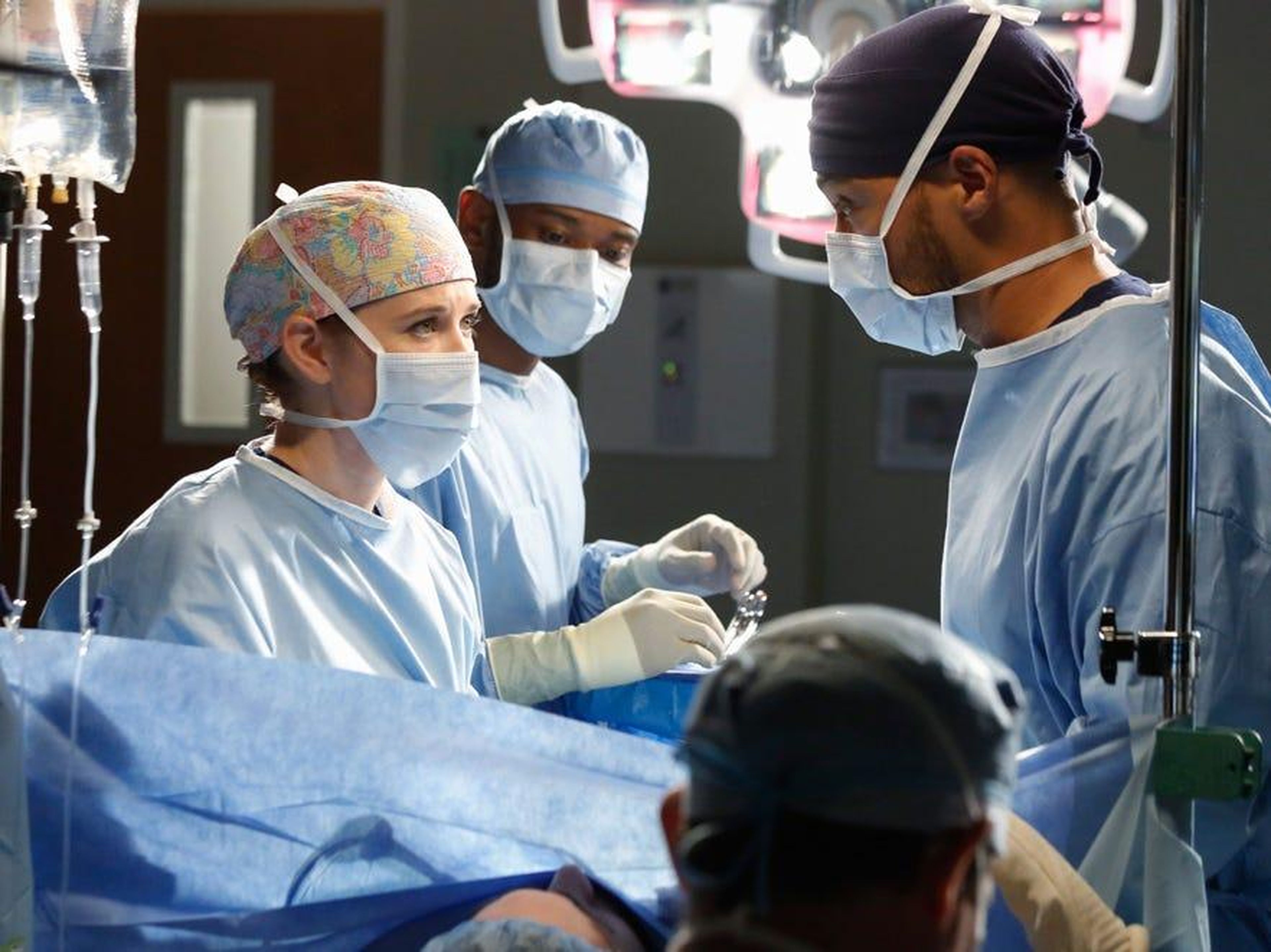 Miembros del casting de Anatomía de Grey utilizando mascarillas quirúrgicas.