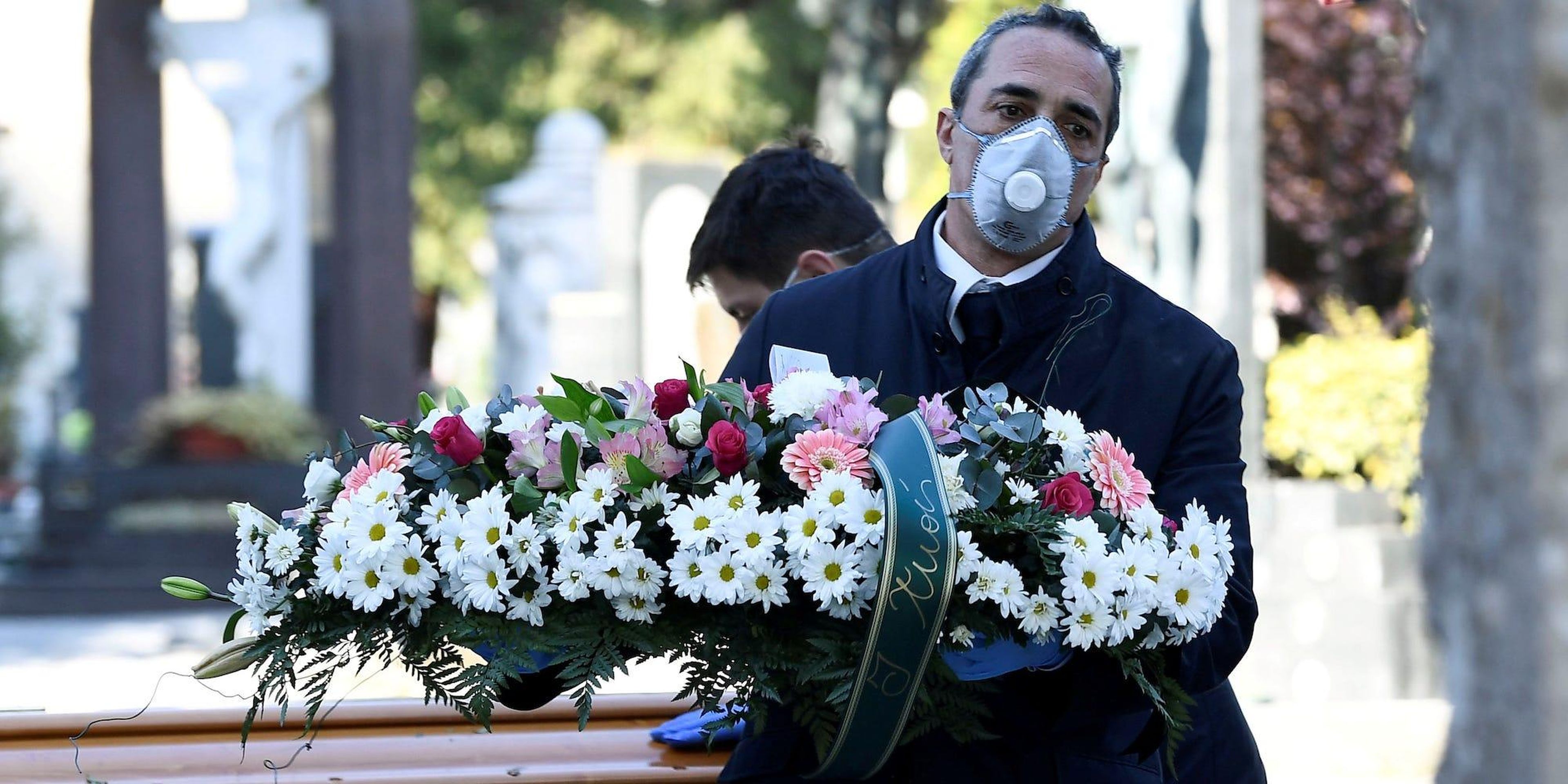 Trabajadores de cementerios y funerarias con mascarillas protectoras en Bérgamo, Italia, 16 de marzo de 2020.
