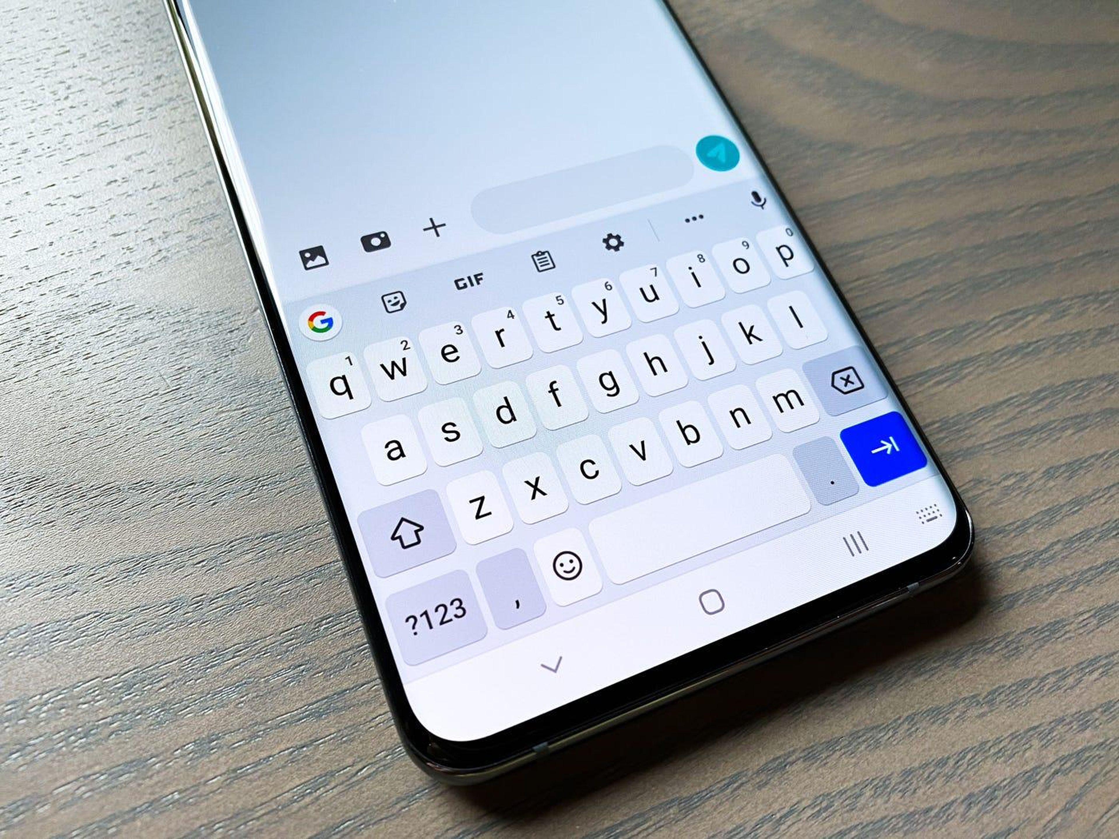 Change the keyboard to Google's Gboard.